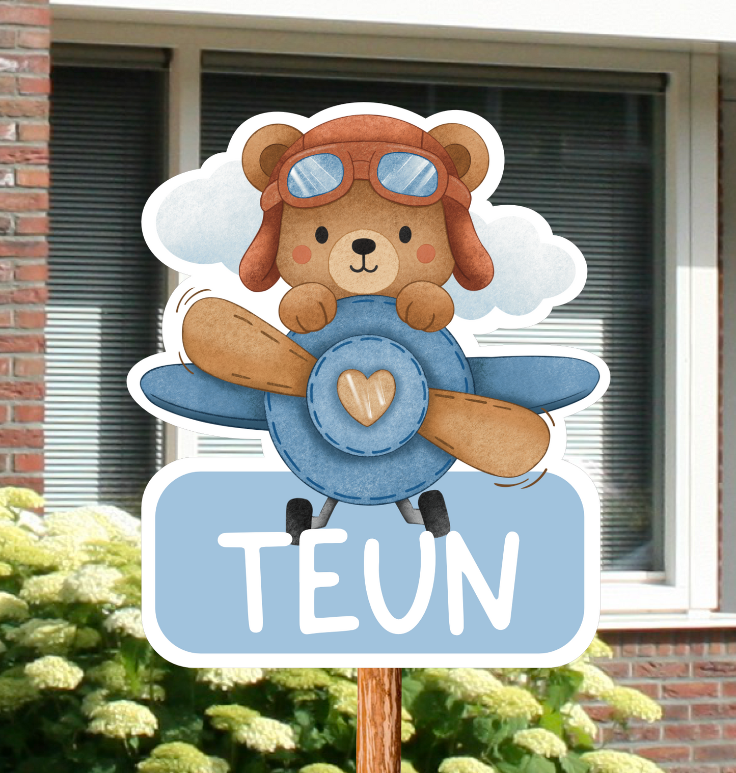 Geboortebord voor in de tuin met de afbeelding van een beertje in een vliegtuig.