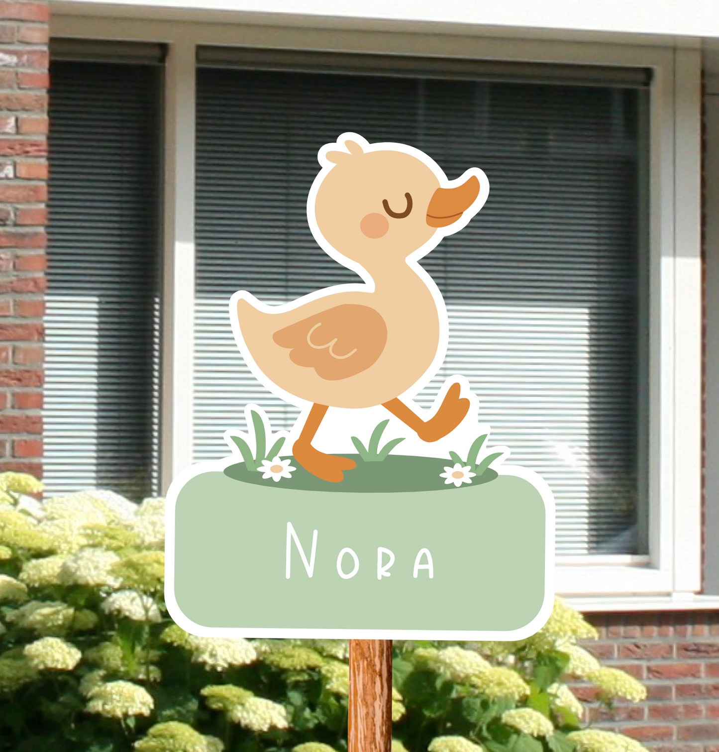 Geboortebord voor in de tuin met naam en de afbeelding van een super schattig eendje.