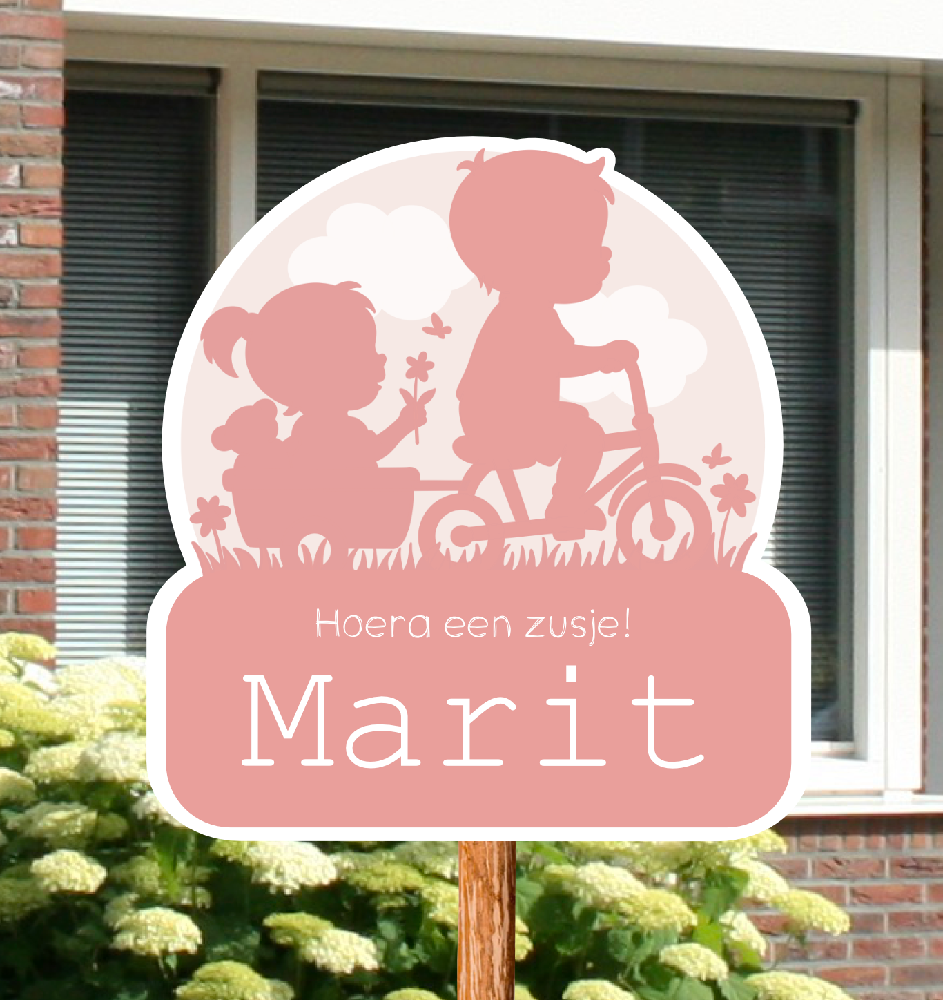 Geboortebord voor in de tuin met naam en de silhouetten van een jongentje met zijn zusje