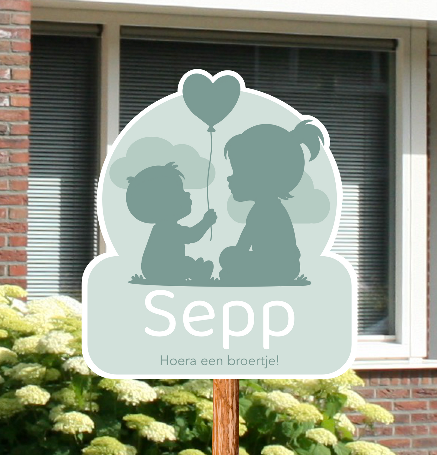 Geboortebord voor in de tuin met naam en de silhouetten van een jongentje met zijn zus.