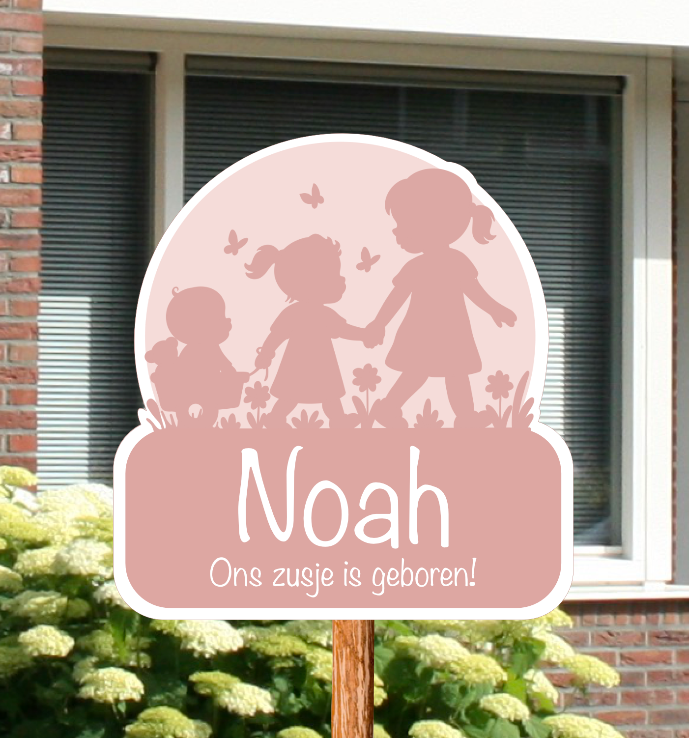 Geboortebord voor in de tuin van 3 zusjes als silhouet .