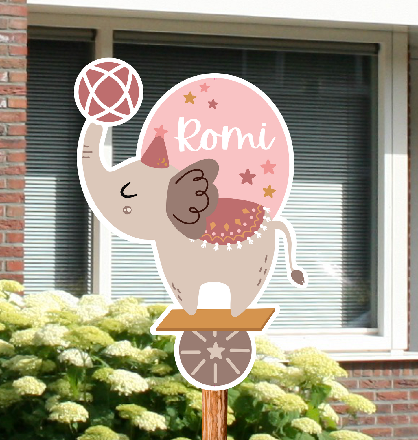 Geboortebord voor in de tuin van een circus olifant. Gepersonaliseerd met naam.