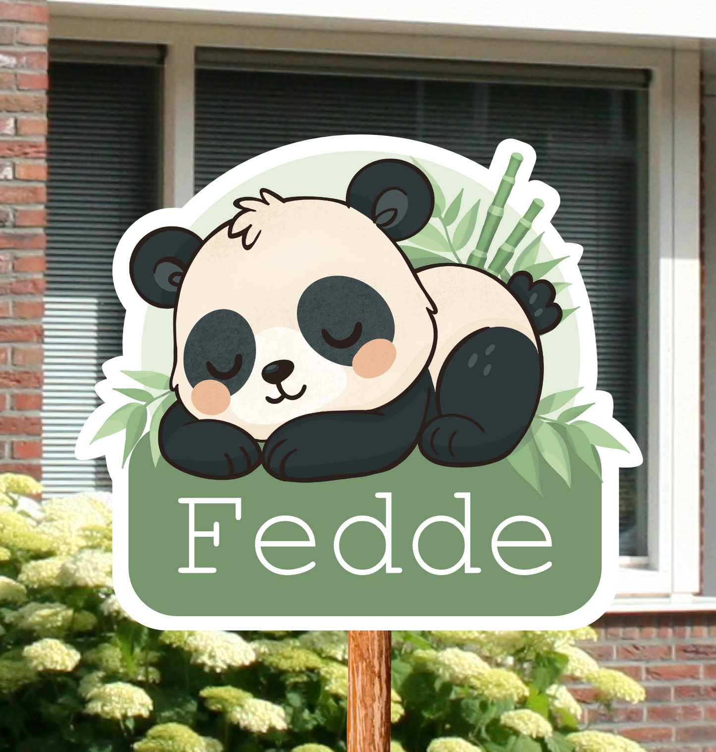 Geboortebord voor in de tuin van een slapende panda, gepersonaliseerd met naam.