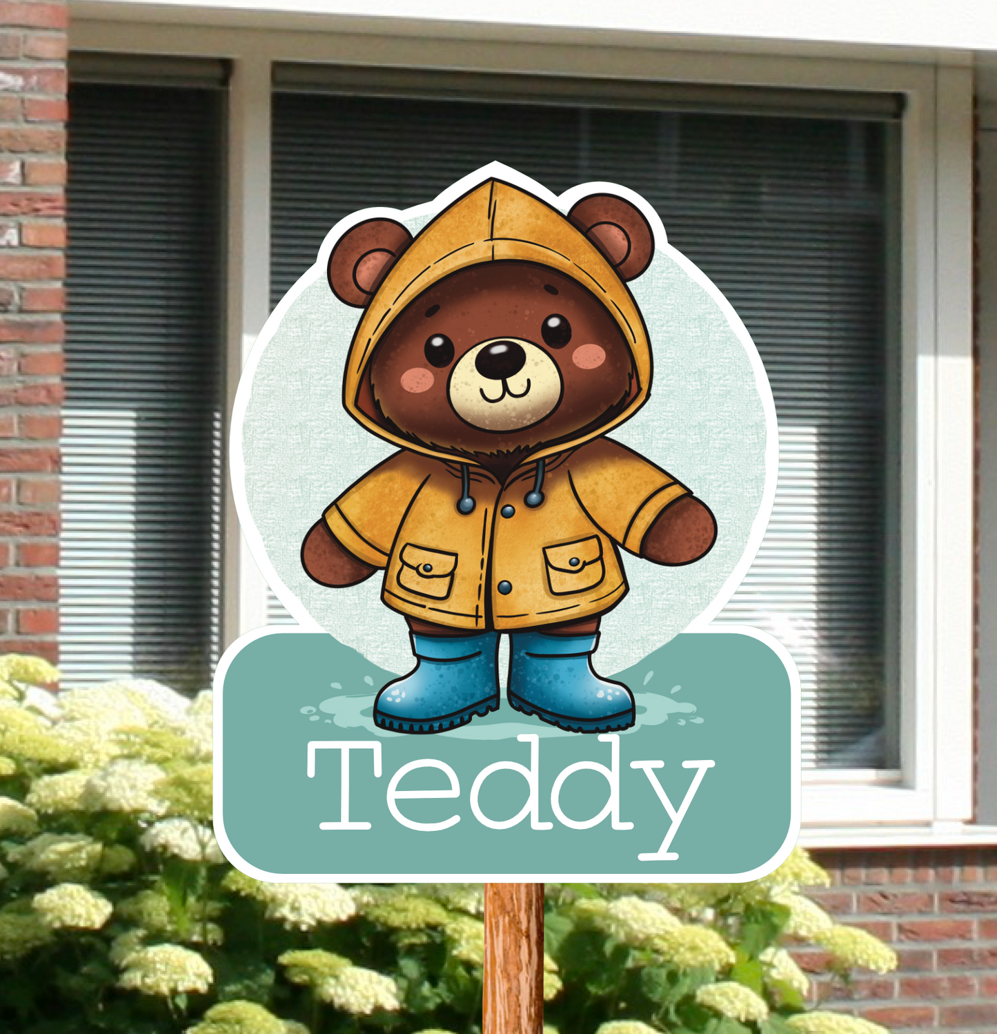 Geboortebord voor in de tuin, met een beer in een regenjas. Op het geboortebord staat een naam van de baby die is geboren.