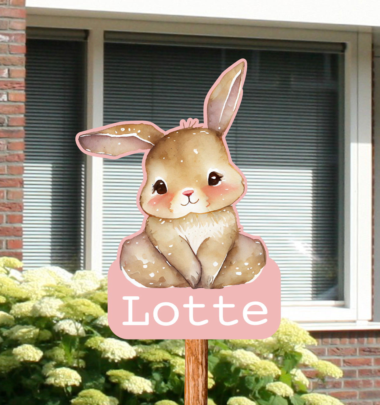 Geboortebord voor in de tuin met een heel lief konijntje.