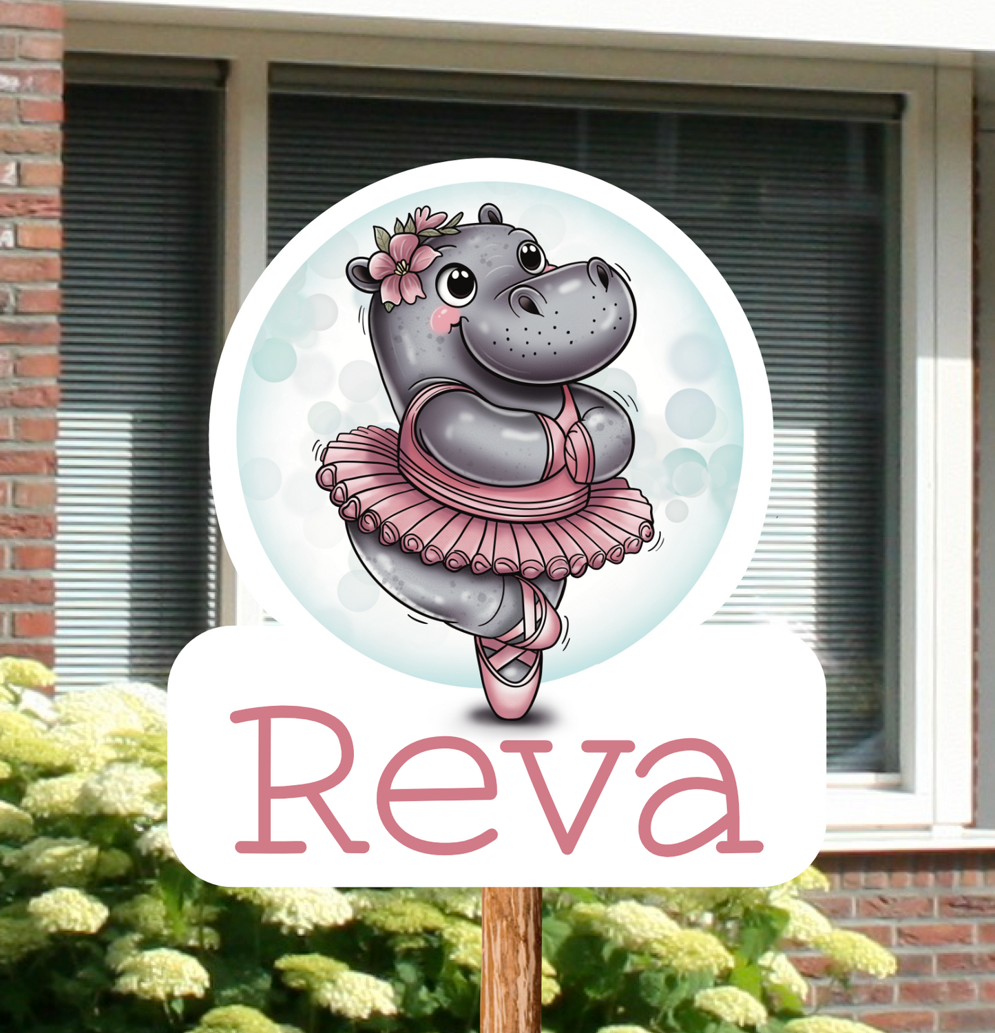 Geboortebord voor in de tuin met een nijlpaard in een tutu gepersonaliseerd met naam.