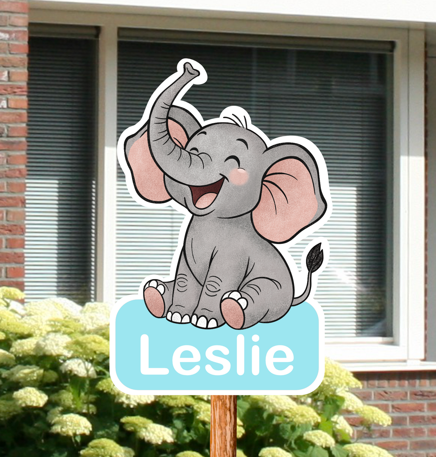 Geboortebord voor in de tuin met de afbeelding van een olifant gepersonaliseerd met naam.
