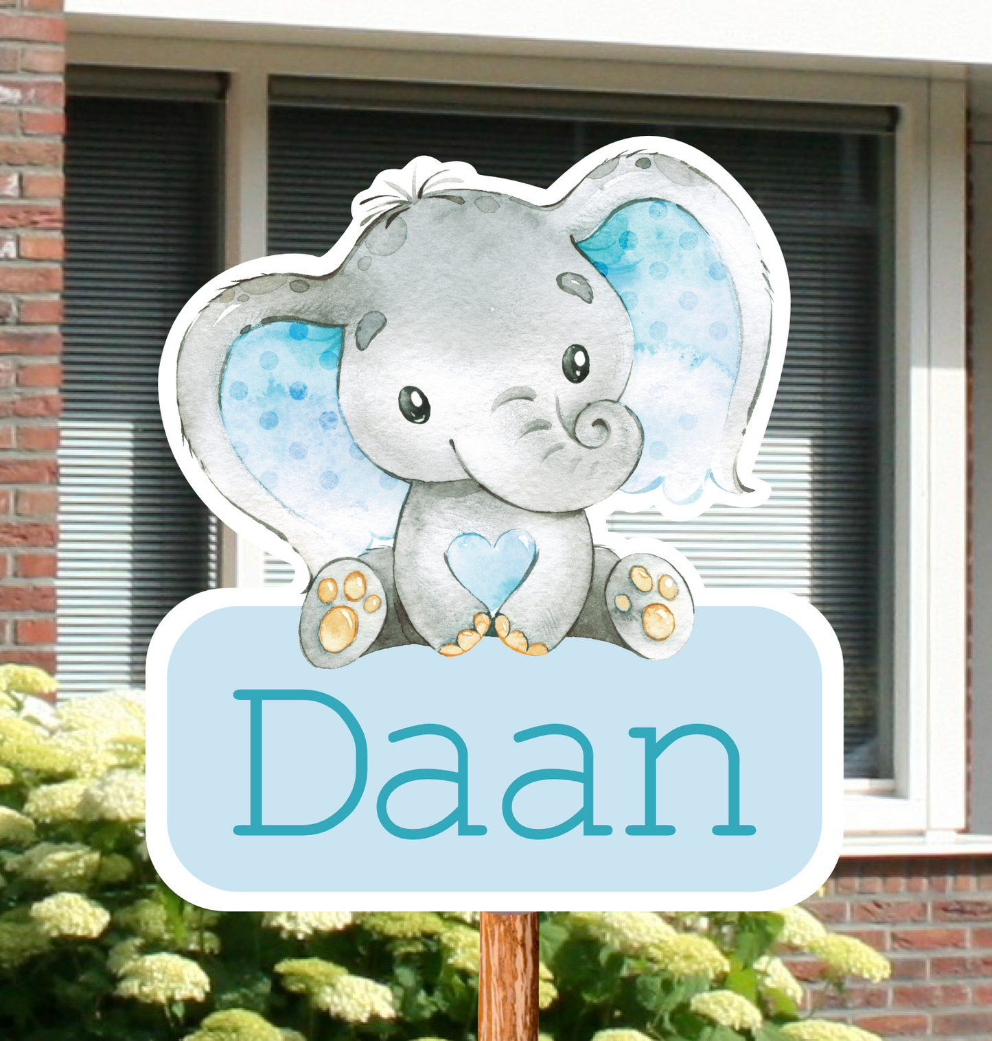 Geboortebord voor in de tuin met naam. Op het bord staat een schattig olifantje.