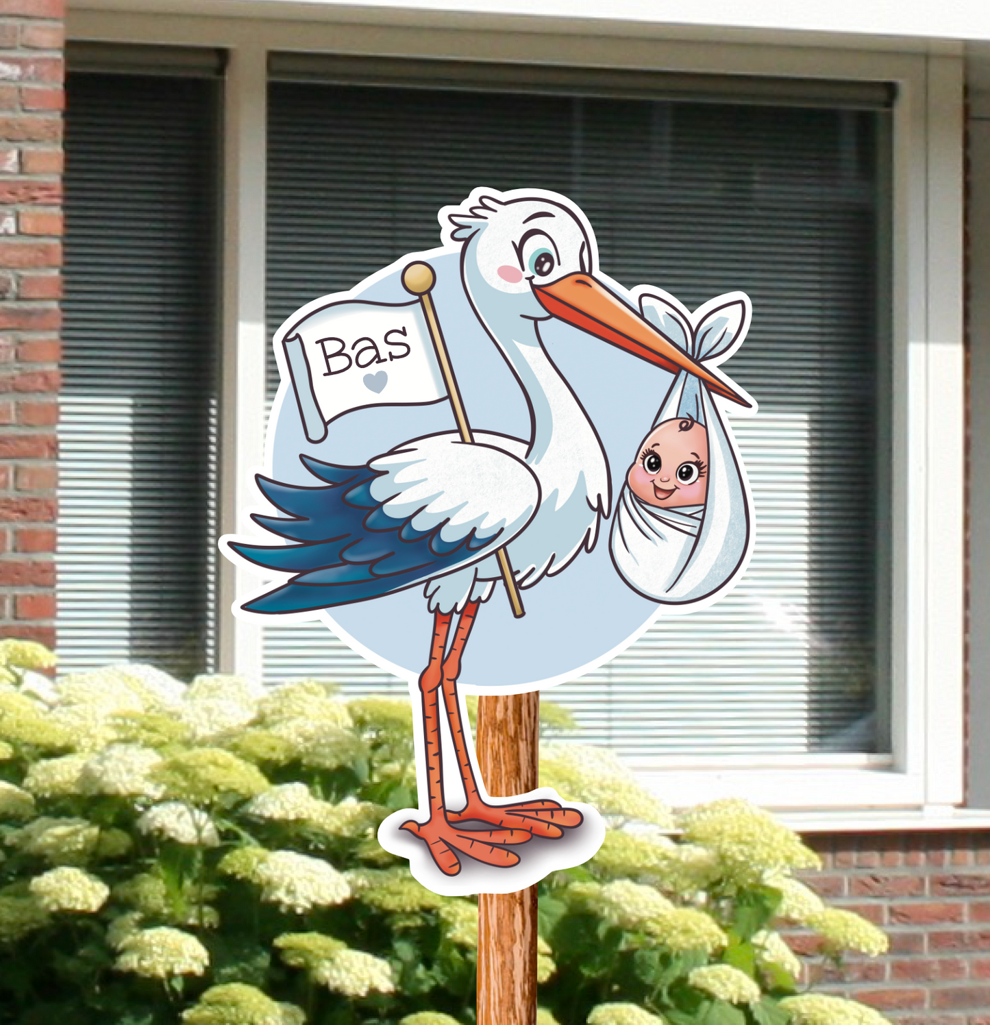 Geboortebord voor in de tuin van een ooievaar. Het dibond geboortebord is voorzien van een naam en geschikt voor de geboorte van een jongen