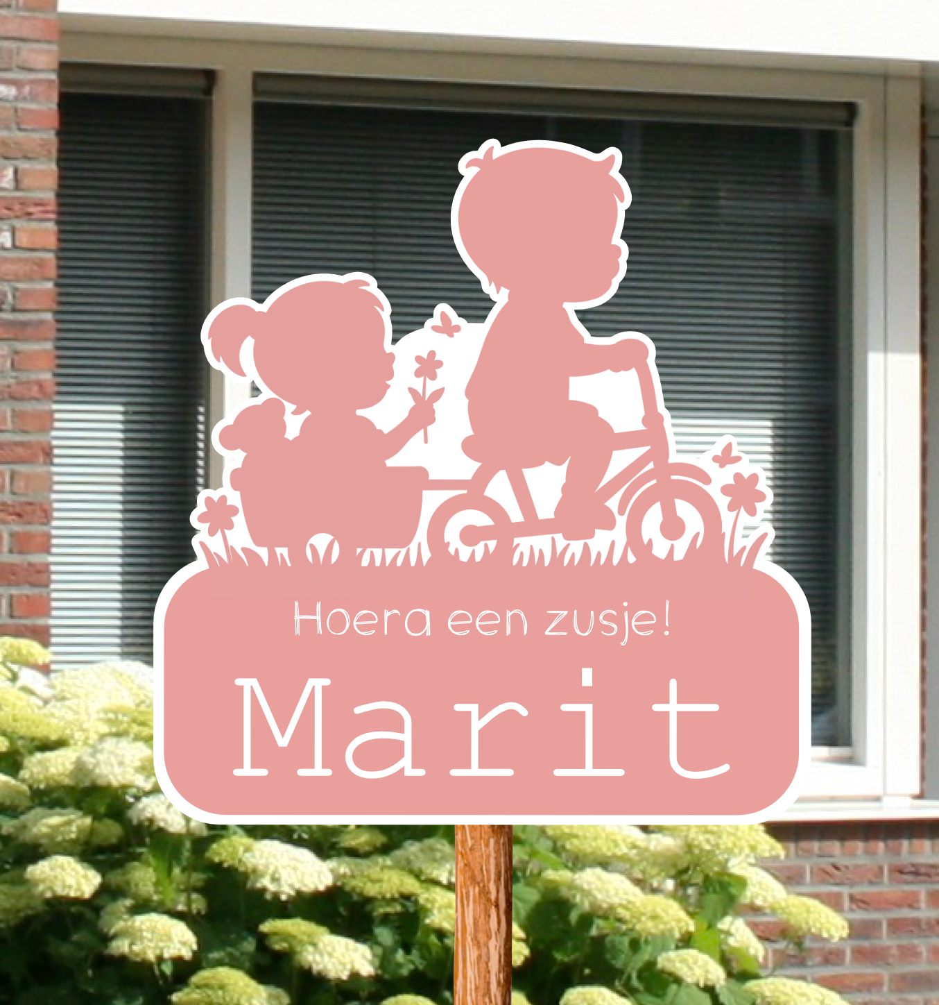Geboortebord voor in de tuin met naam en de silhouetten van een jongentje met zijn zusje