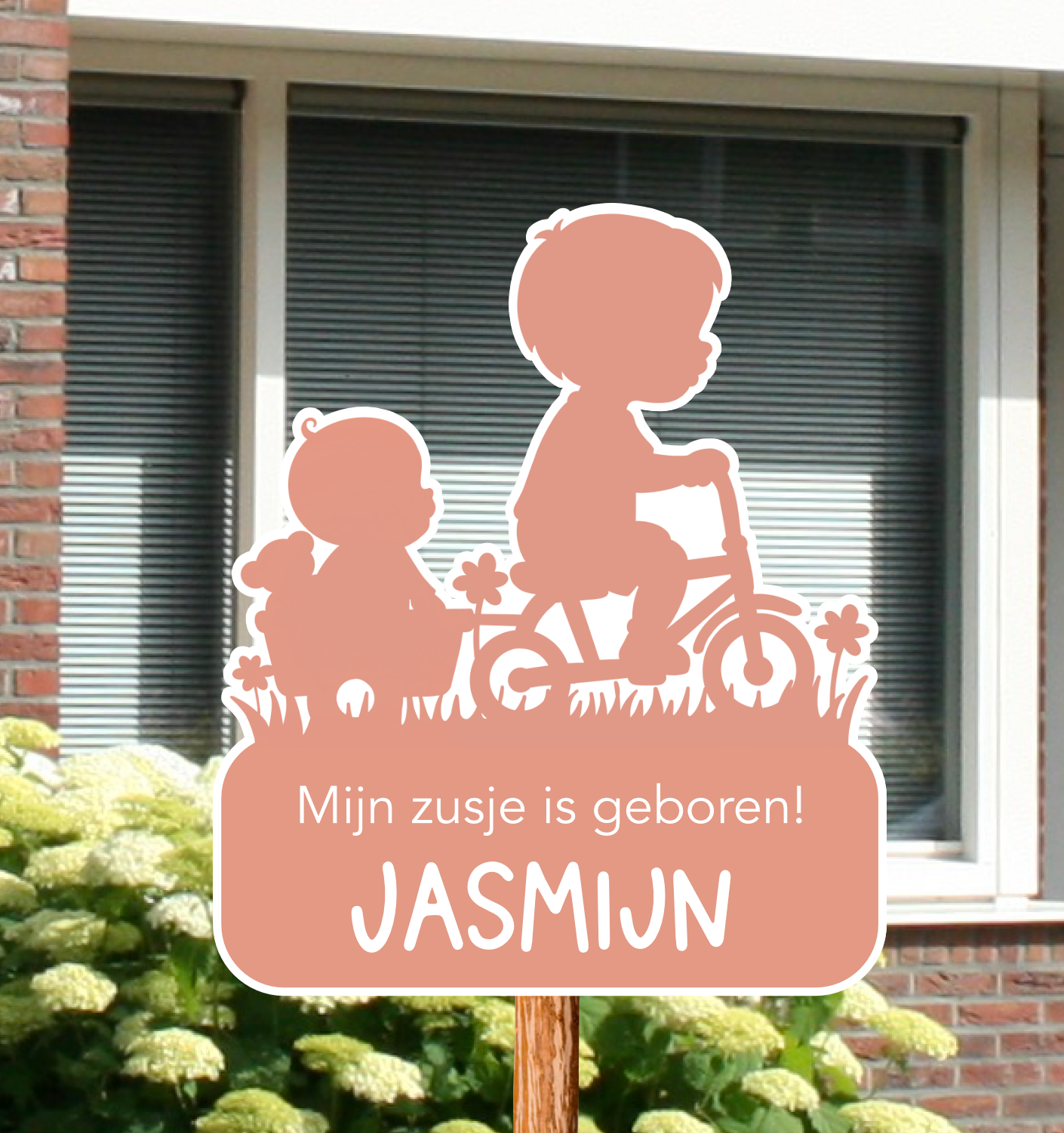 Geboortebord voor in de tuin , met naam en de silhouet van een broertje en zusje