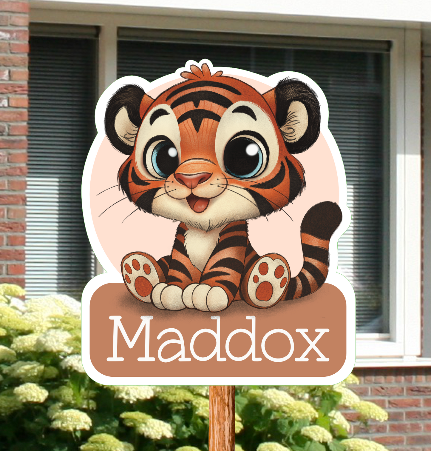 Een neutraal geboortebord voor in de tuin van een tijgertje. Het geboortebord is voorzien van een naam.