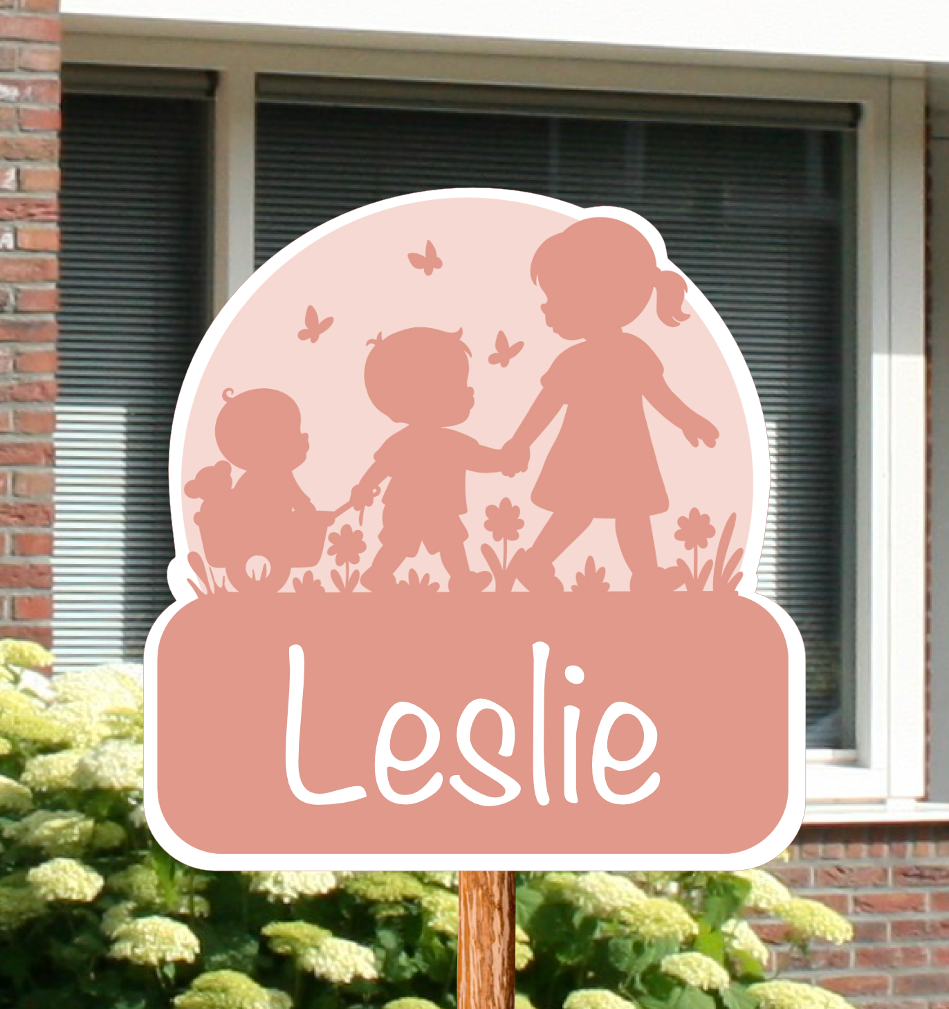 Geboortebord voor in de tuin met het silhouet van een zus met haar broertje en zusje.