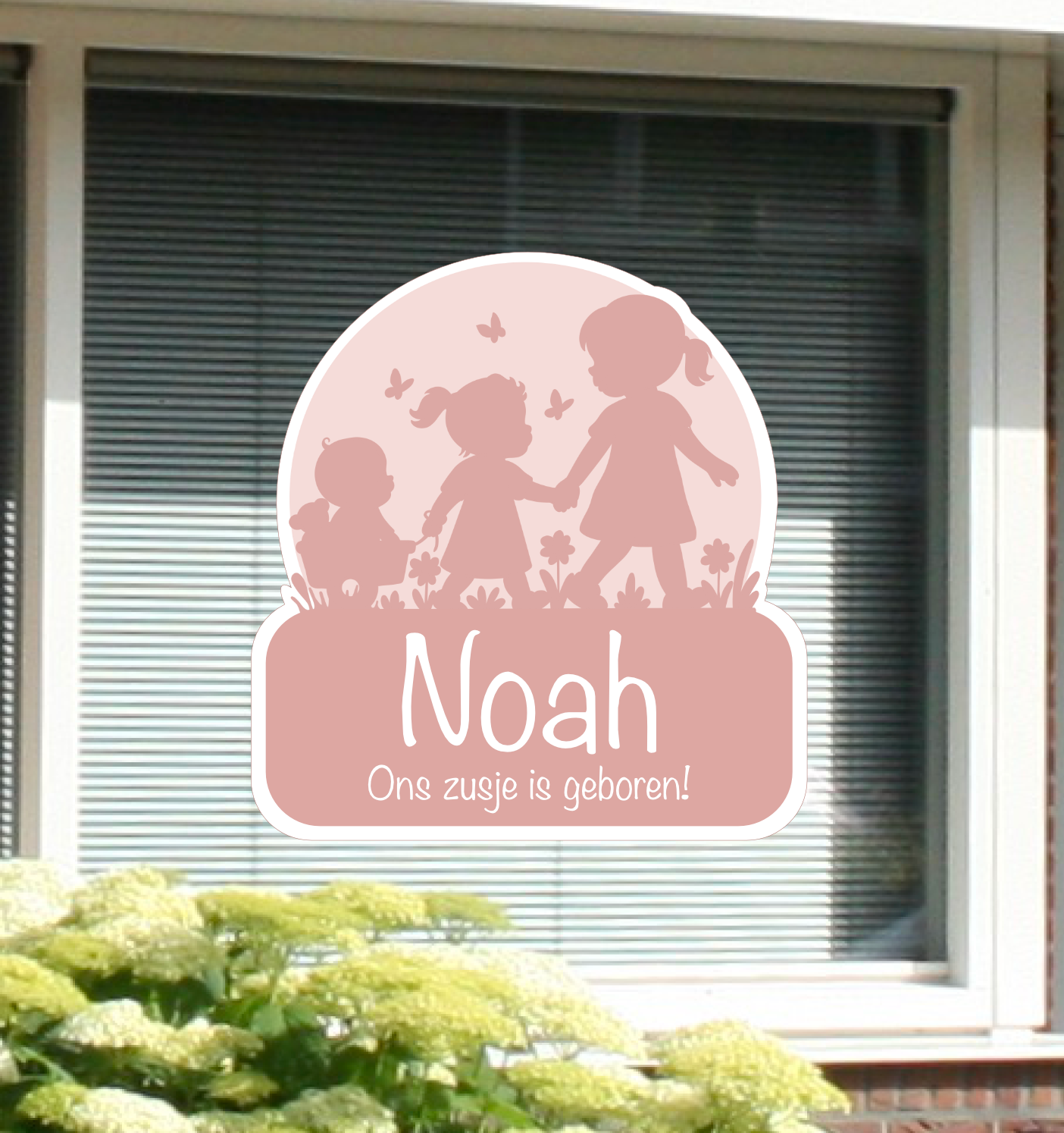 Geboortesticker met naam en de silhouet van 3 zusjes