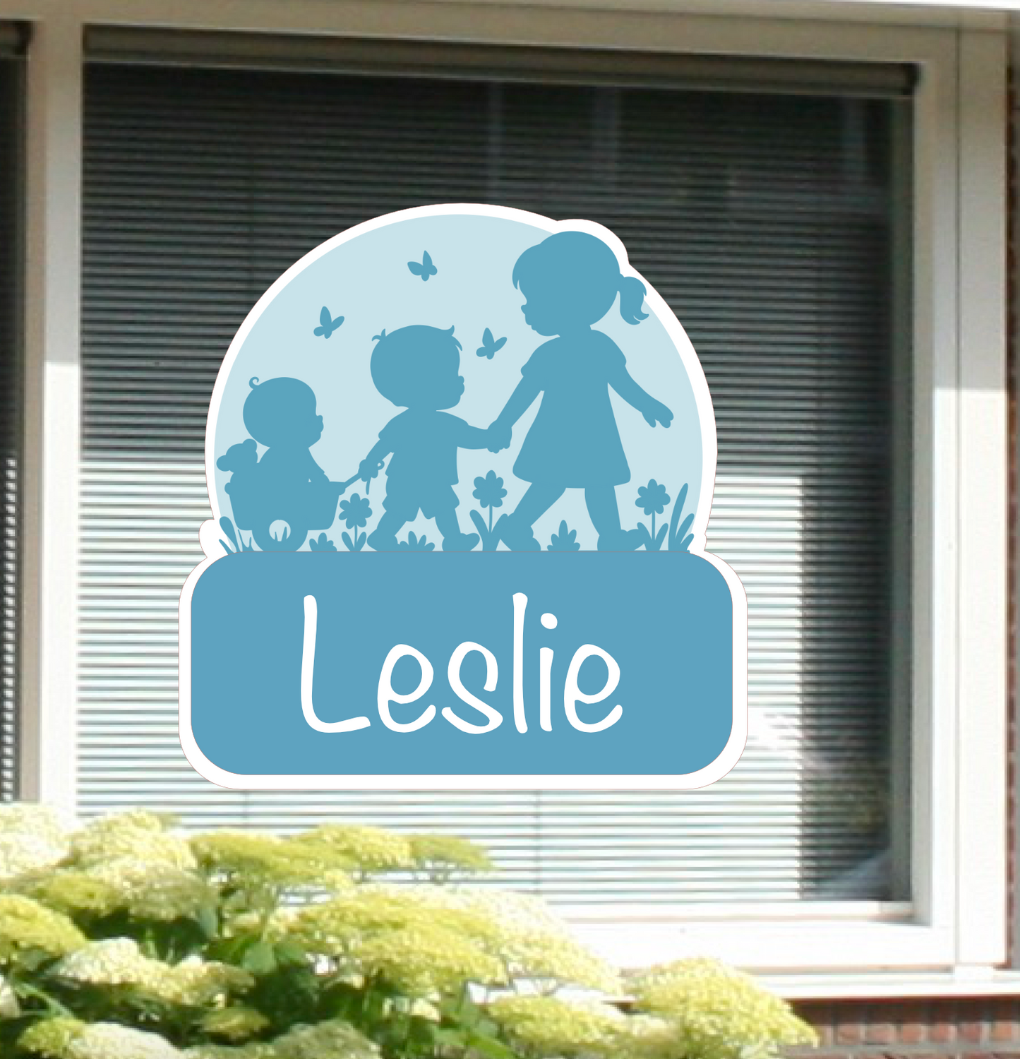 Geboortesticker met naam en de silhouet van een zus met haar broertjes. broertjes