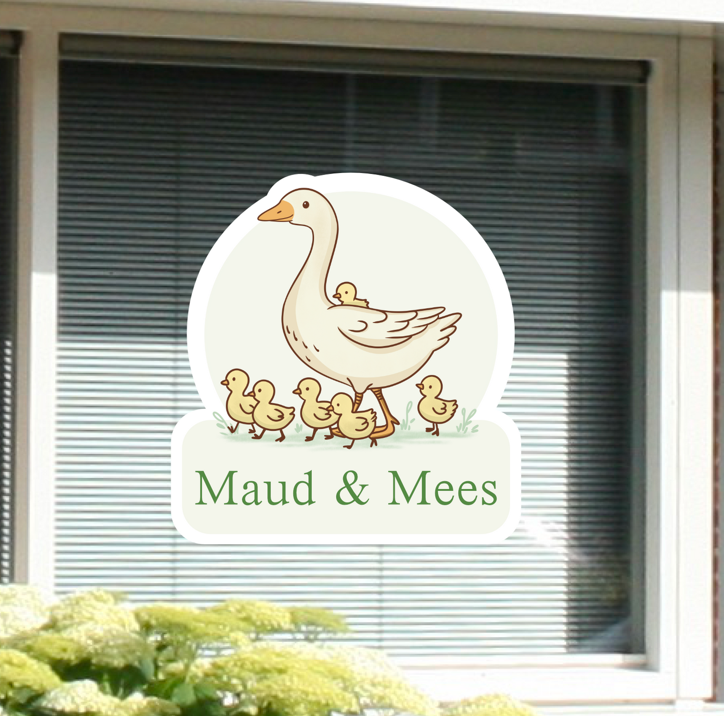 Geboortesticker voor op het raam met naam en de afbeelding van een gans.