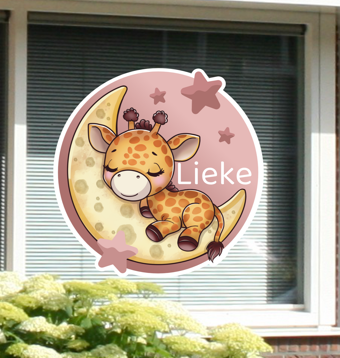 geboortesticker met een girafje slapend op de maan, de sticker is in roze kleuren en gepersonaliseerd met naam.