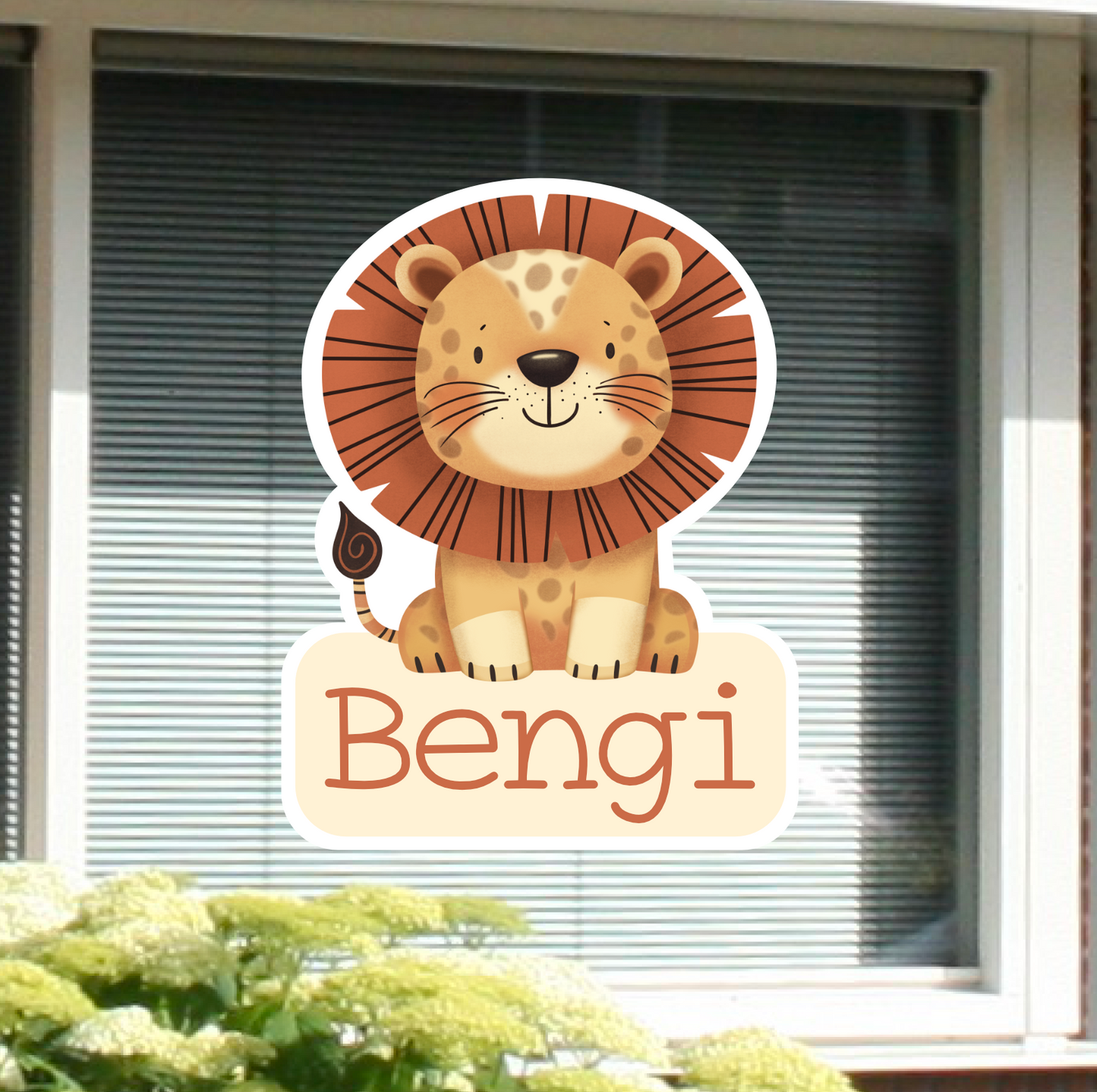 Geboortesticker voor op het raam met naam en de afbeelding van een leeuw.