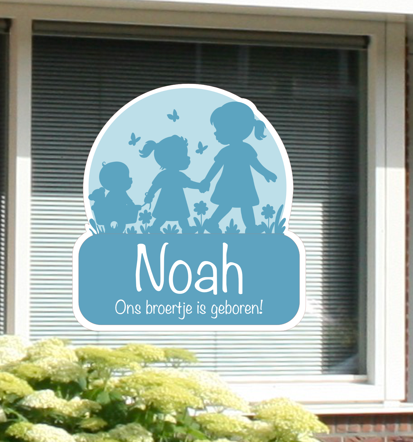 Geboortesticker met naam en de silhouet van een zus met haar zusje en broertje.