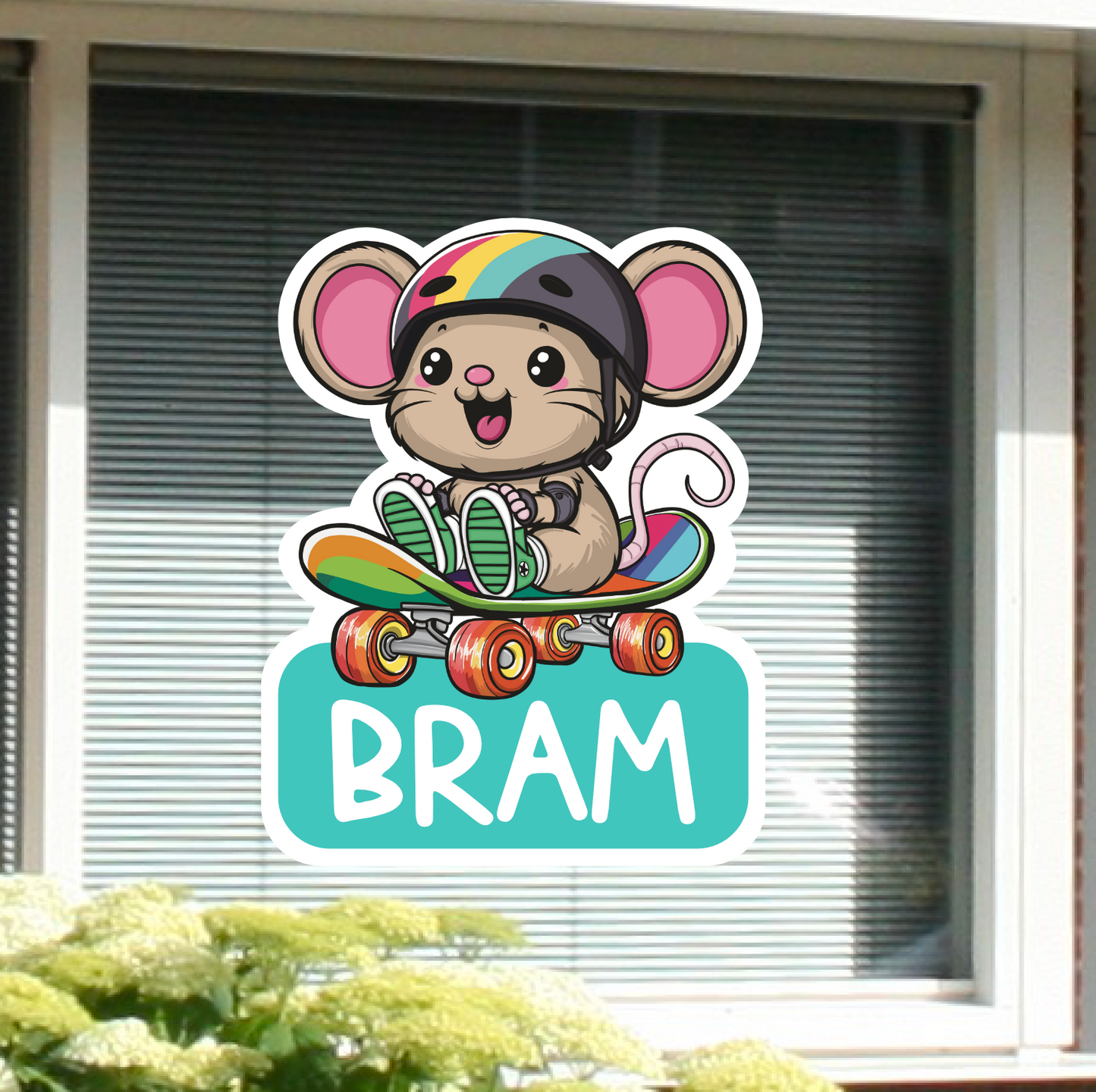 Geboortesticker met de afbeelding van een muis op een skateboard. Gepersonaliseerd met naam.