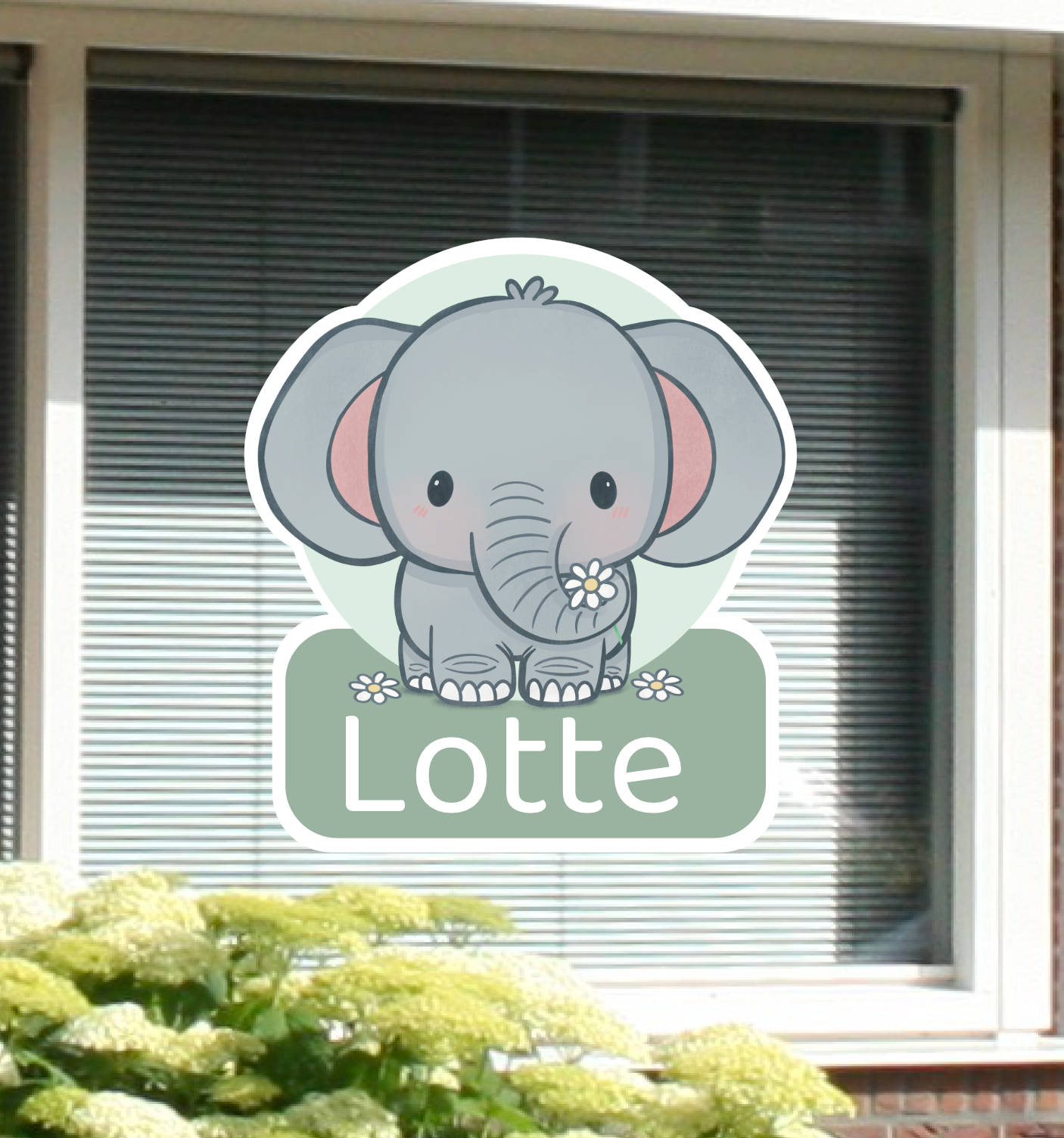 Geboortesticker voor op het raam met naam en de afbeelding van een olifantje.