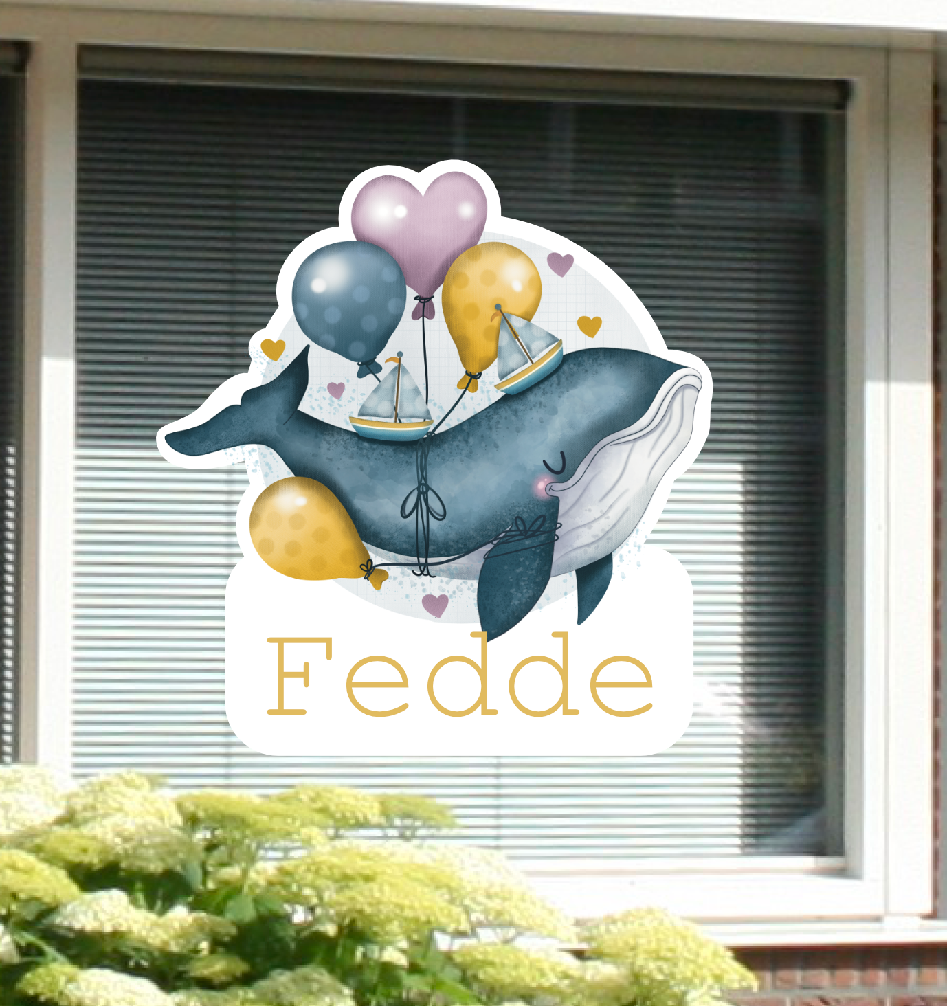 Geboortesticker met naam en de afbeelding van een walvis met ballonnen.