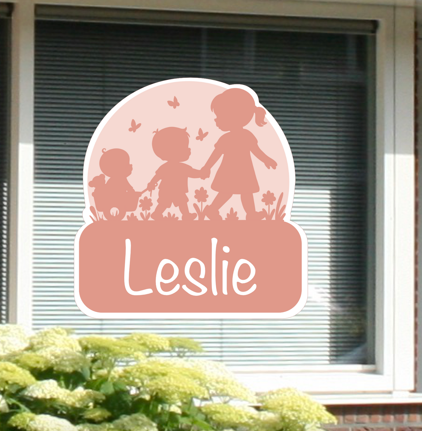 Geboortesticker met naam en de silhouet van een zus met haar broertje en zusje.