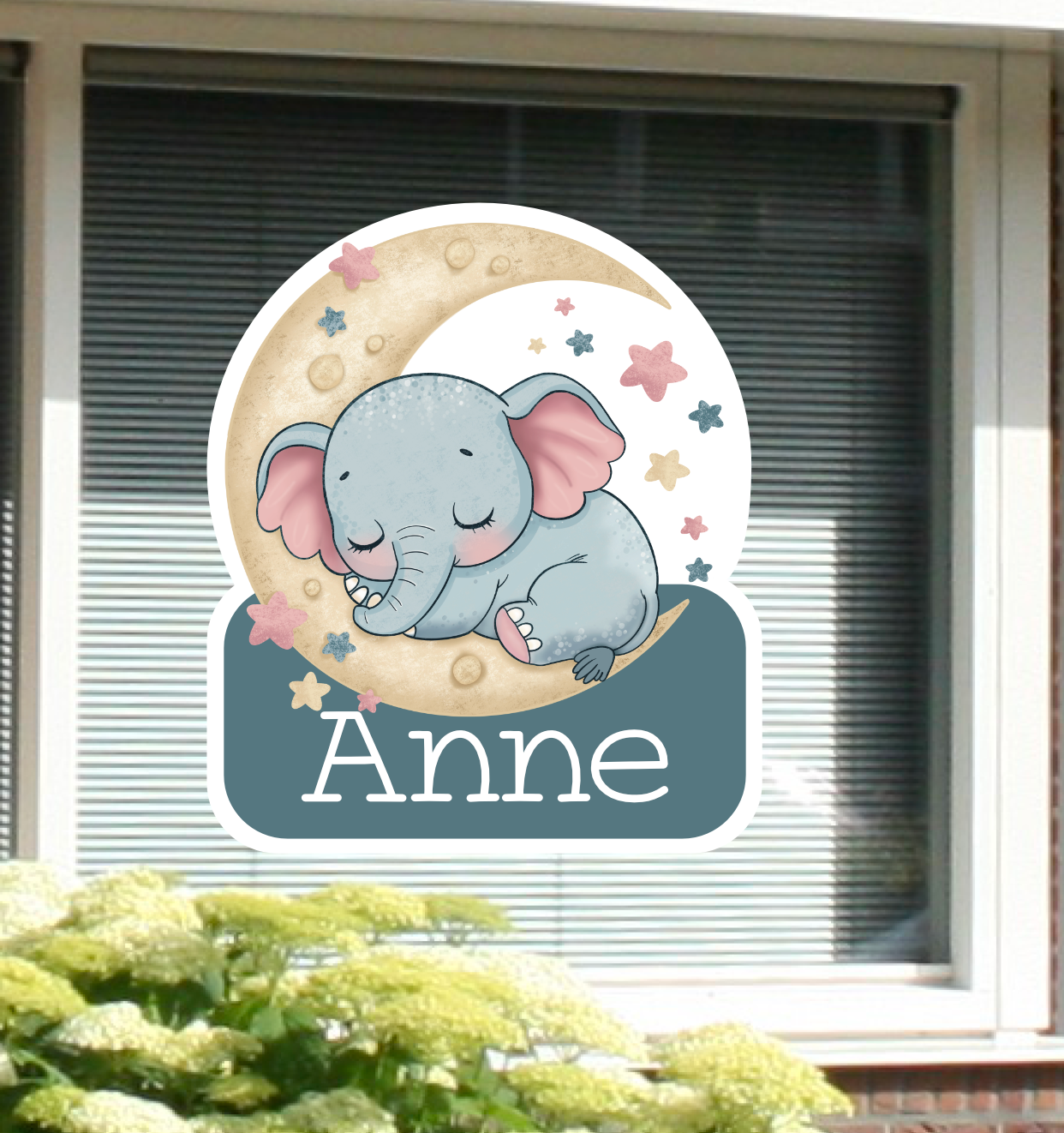 Geboortesticker met naam, en de illustratie van een olifant.