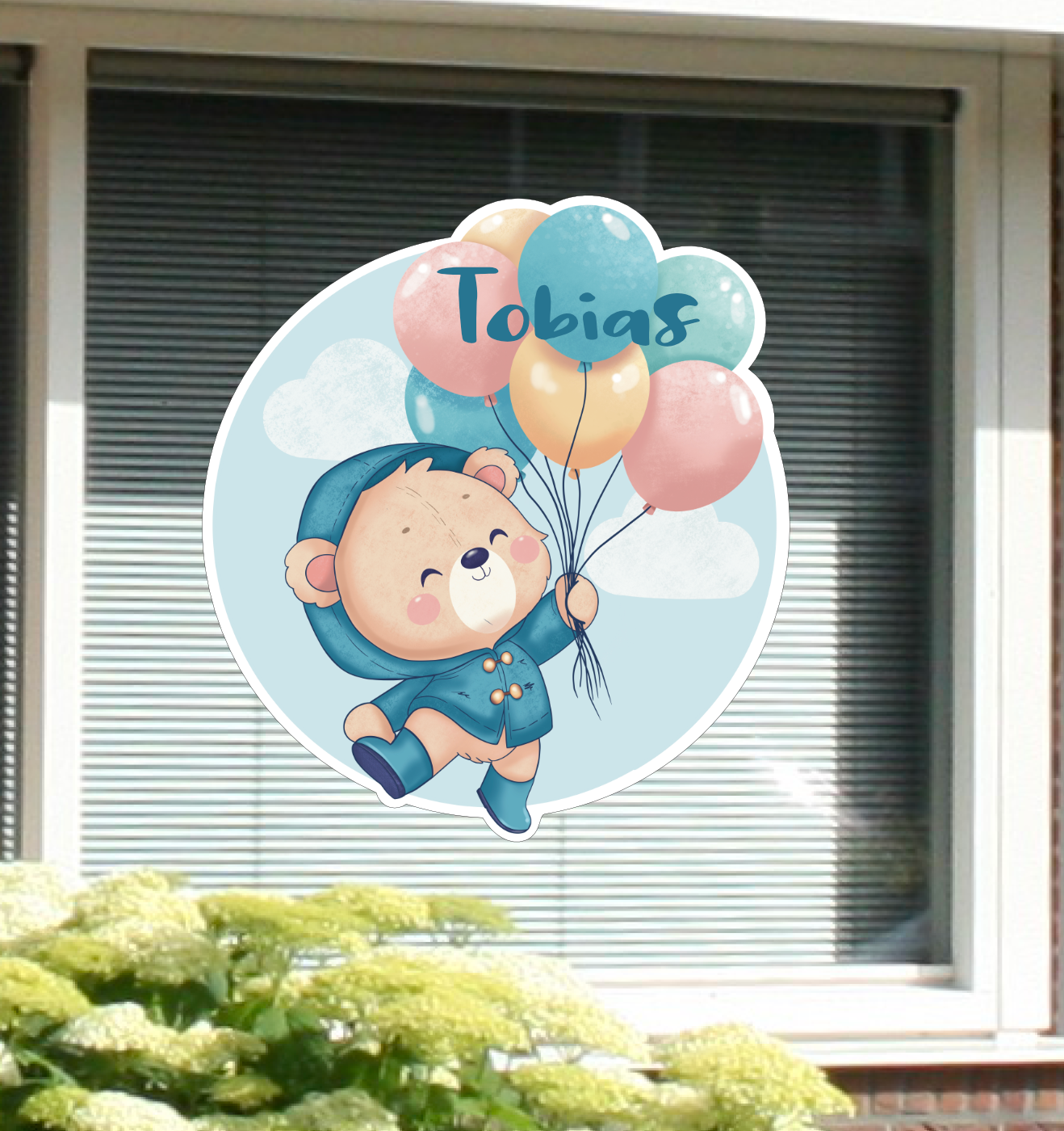 Geboortesticker met naam. Op de geboortesticker staat een beertje die aan ballonnen hangt.