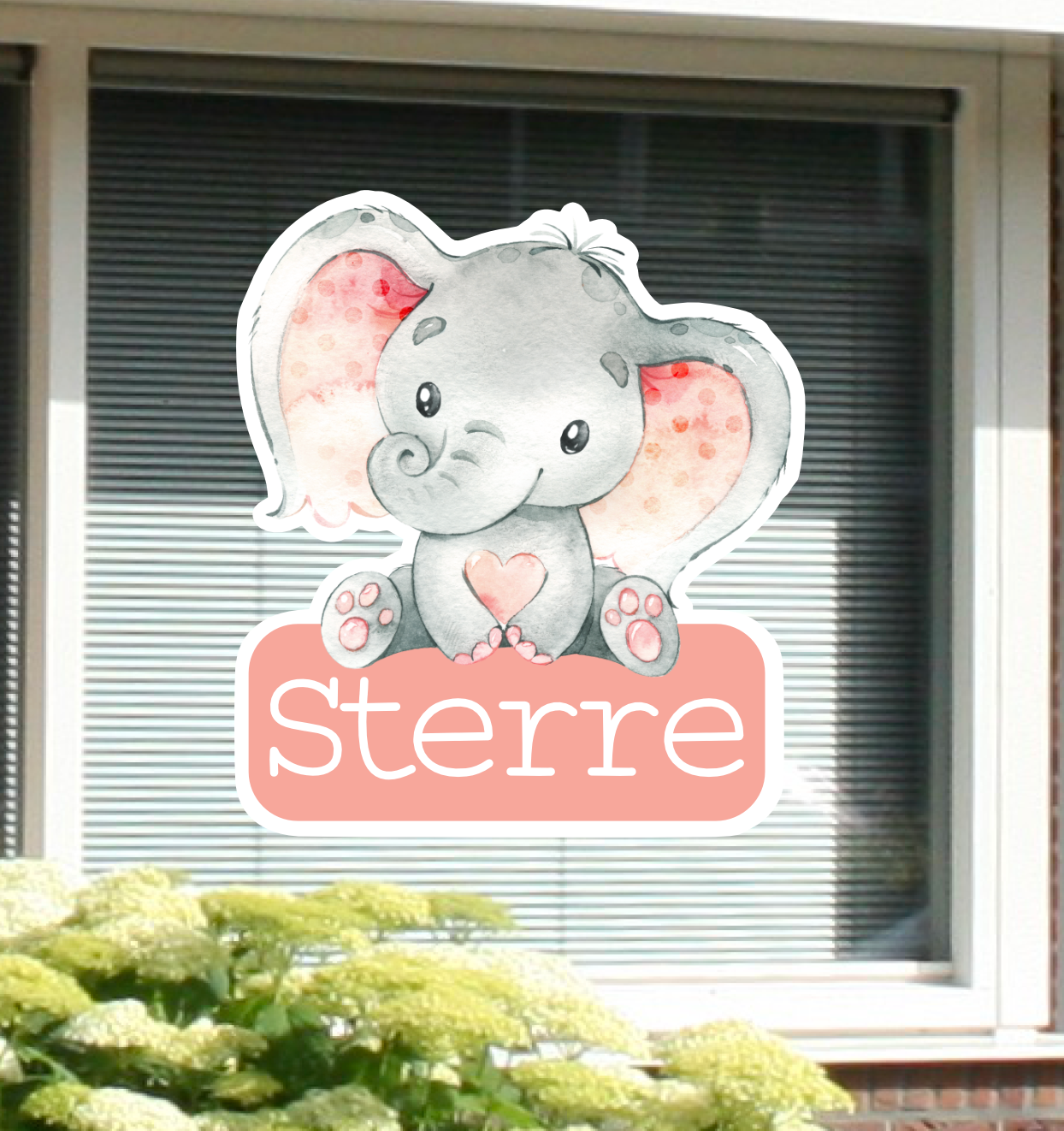 Geboortesticker met naam en de illustratie van een olifantje.