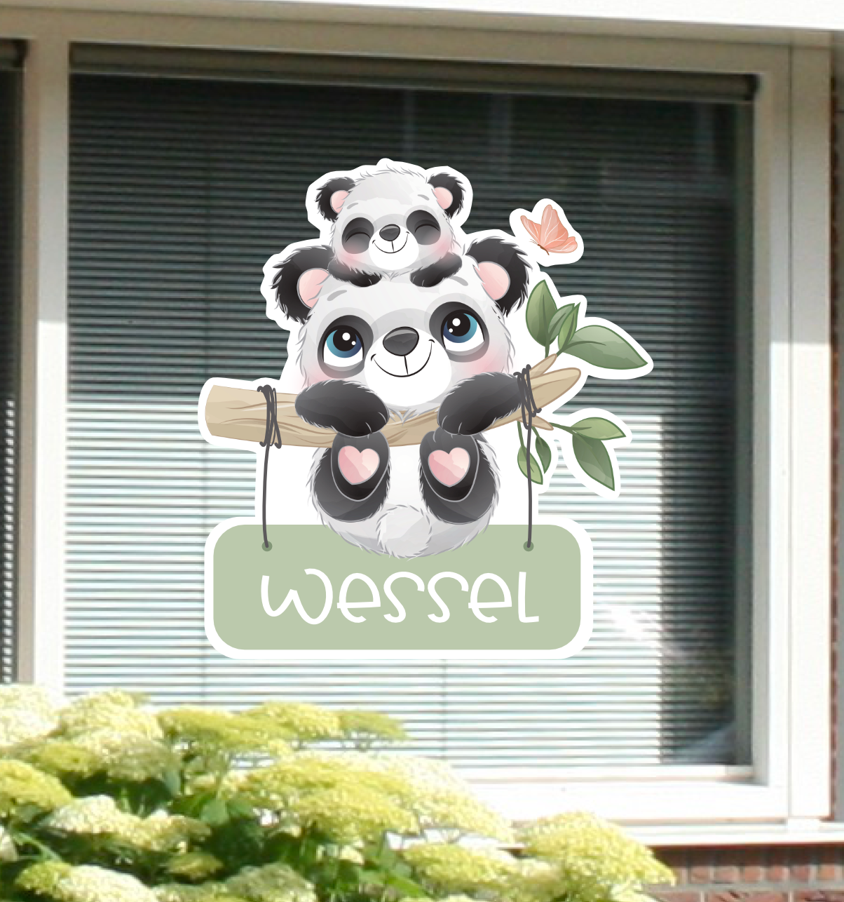 Geboortesticker met naam en de afbeelding van een lief pandabeertje.