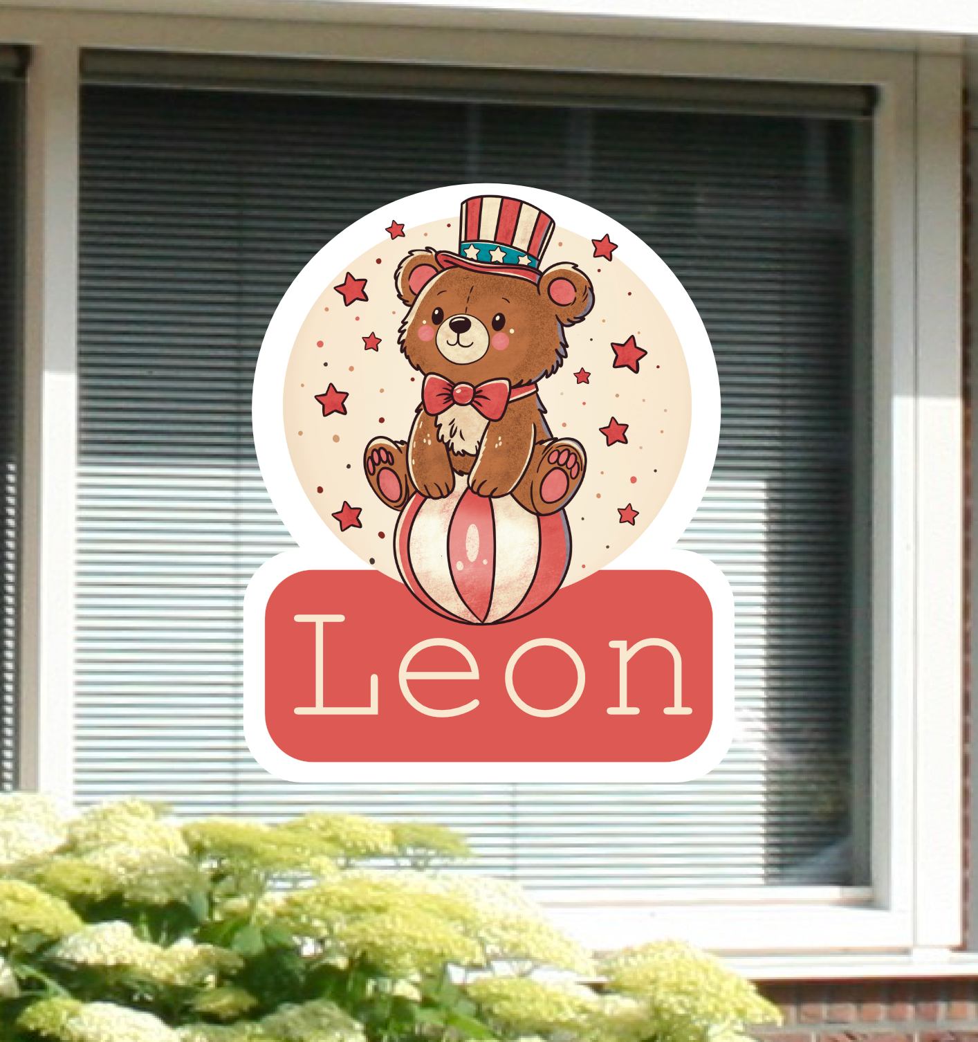 Geboortesticker met naam. Op de geboortesticker staat een beertje. De geboortesticker is rood van kleur.