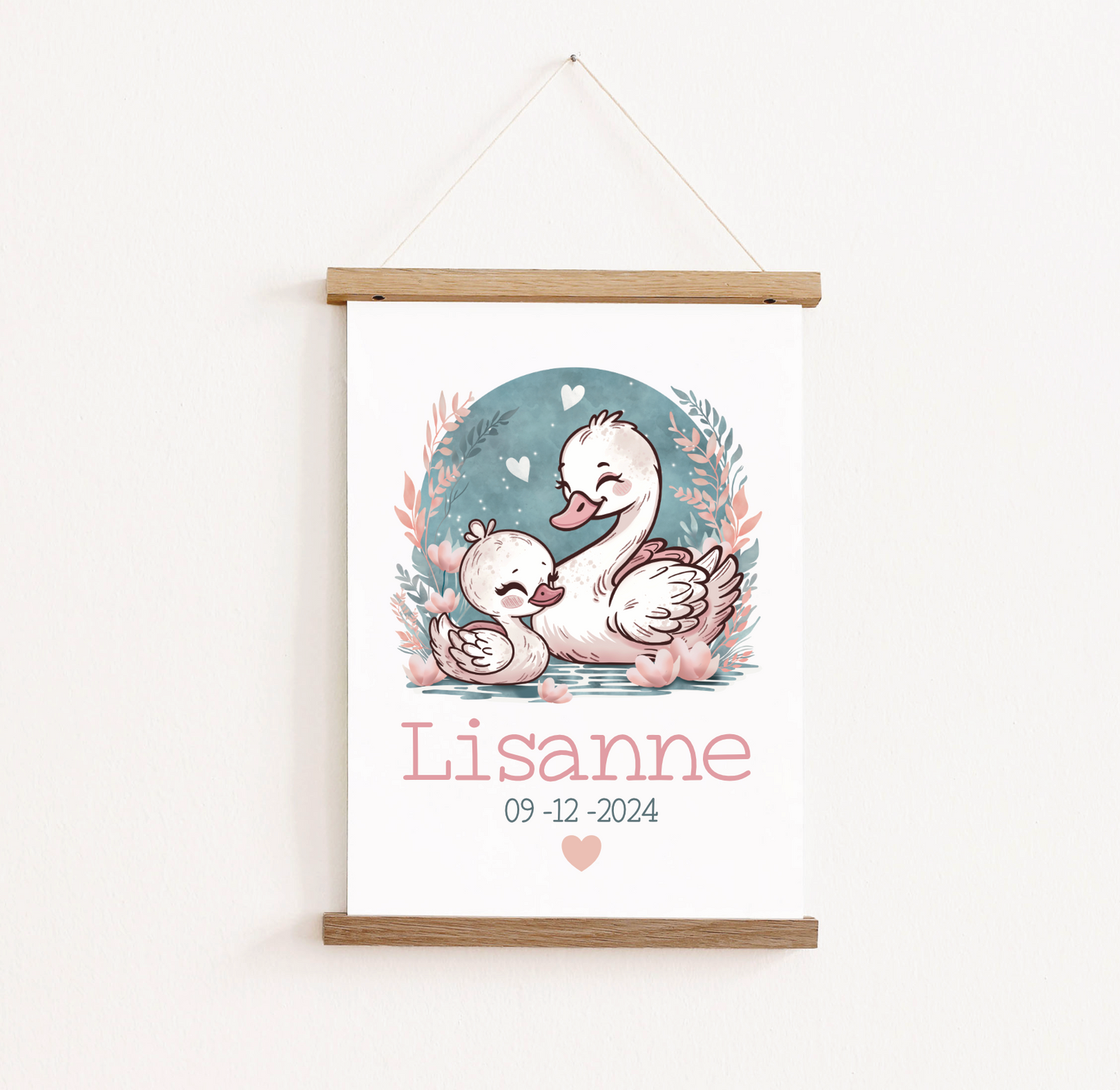 Poster met posterhangers, gepersonaliseerd met naam. Op de poster staan twee zwaantes.