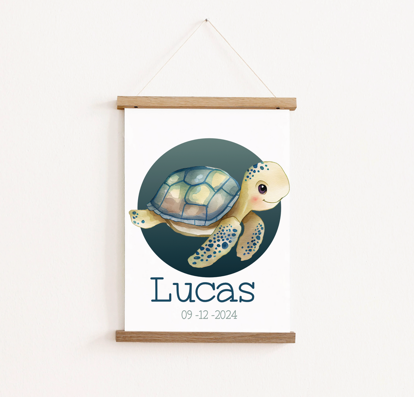 Poster met posterhangers, gepersonaliseerd met naam. Op de poster staat een schildpad