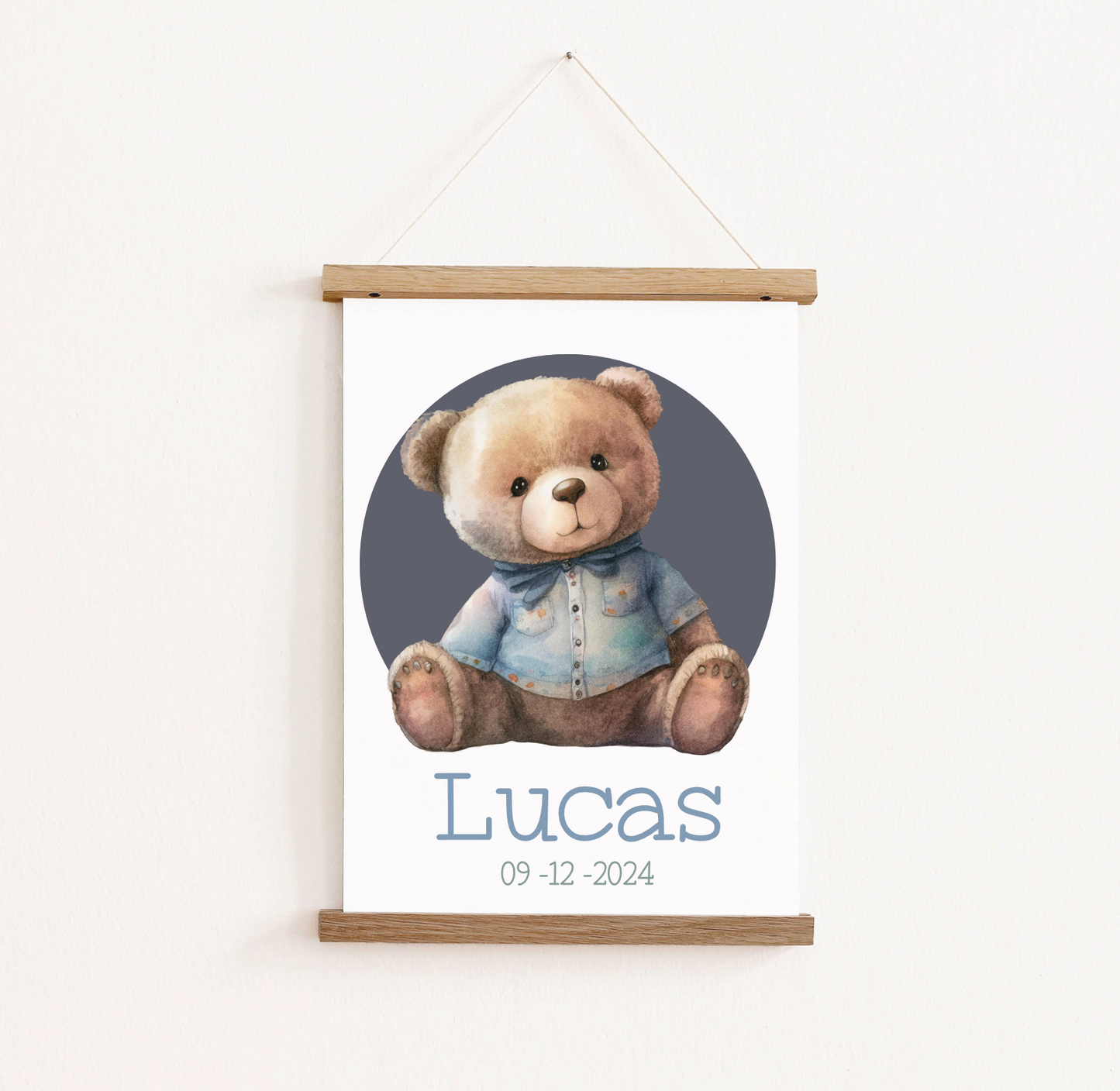 Poster met posterhangers, gepersonaliseerd met naam. Op de poster staat een beertje.