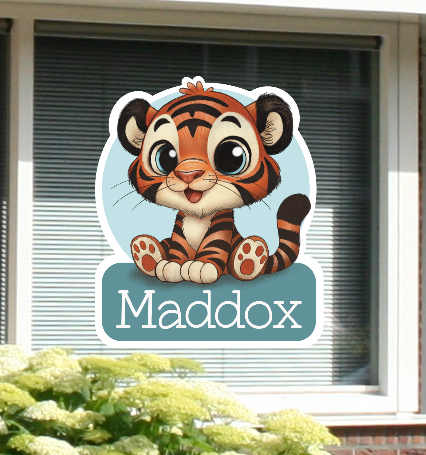 Geboortesticker met naam en de afbeelding van een schattig tijgertje.