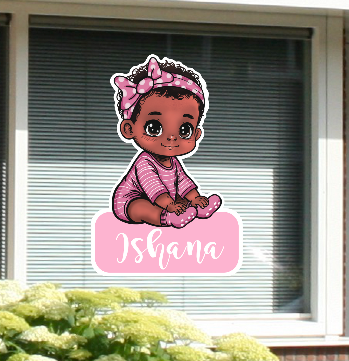 Geboortesticker met naam, en de illustratie van een bruin meisje.
