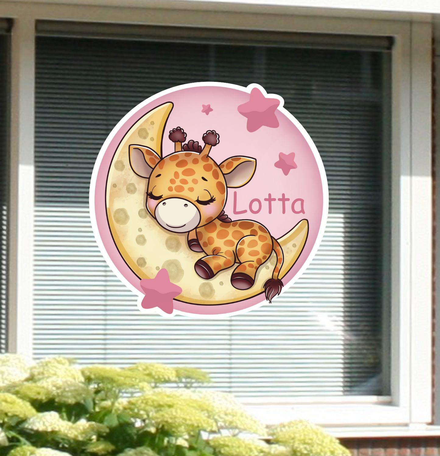 Geboortesticker met naam. Op de geboortesticker staat een giraf. De geboortesticker roze van kleur.