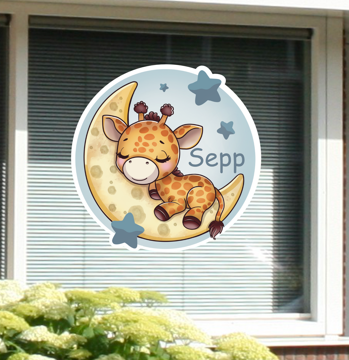 Geboortesticker met naam. Op de geboortesticker staat een giraf. De geboortesticker is blauw van kleur.