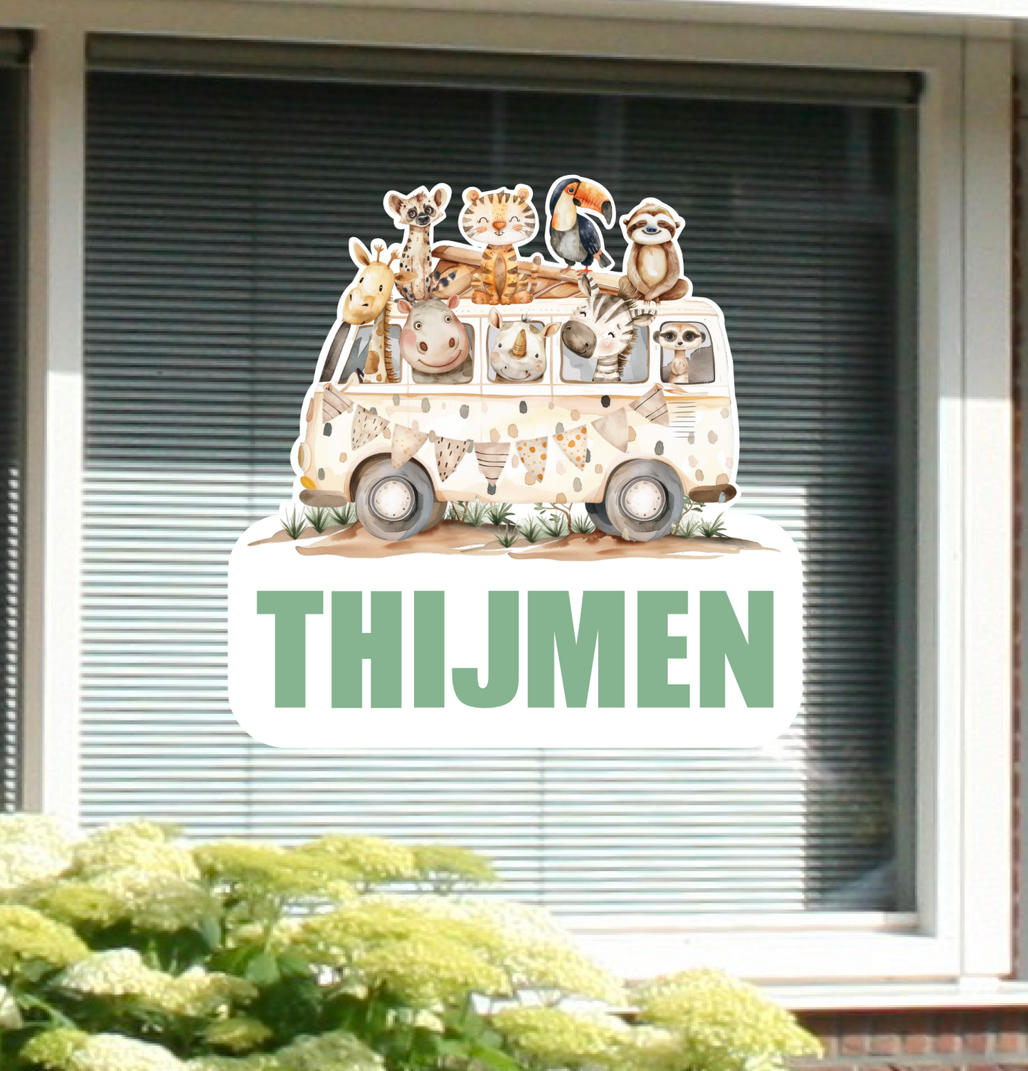 Geboortesticker met naam en de afbeelding van dieren op safari.
