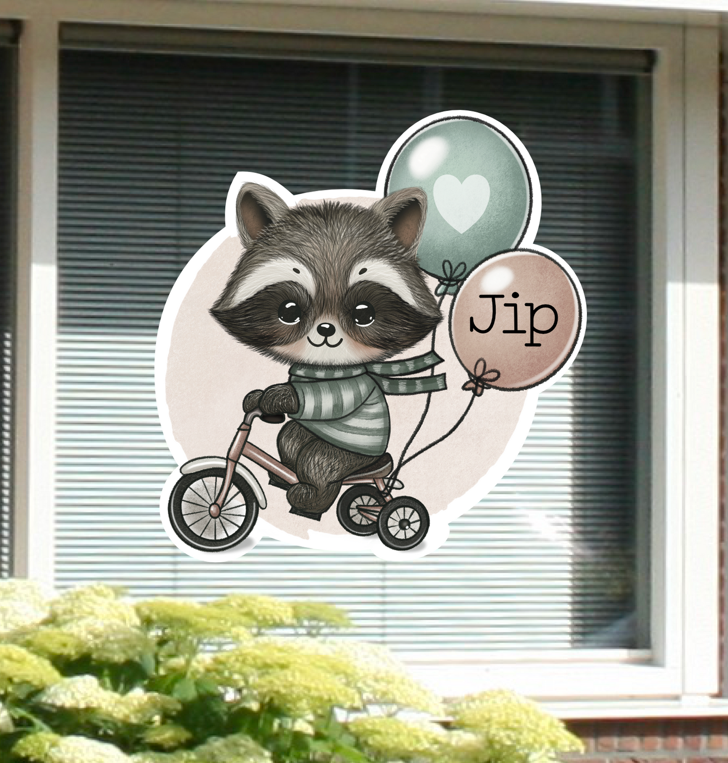Geboortesticker met naam, en de illustratie van een wasbeer.