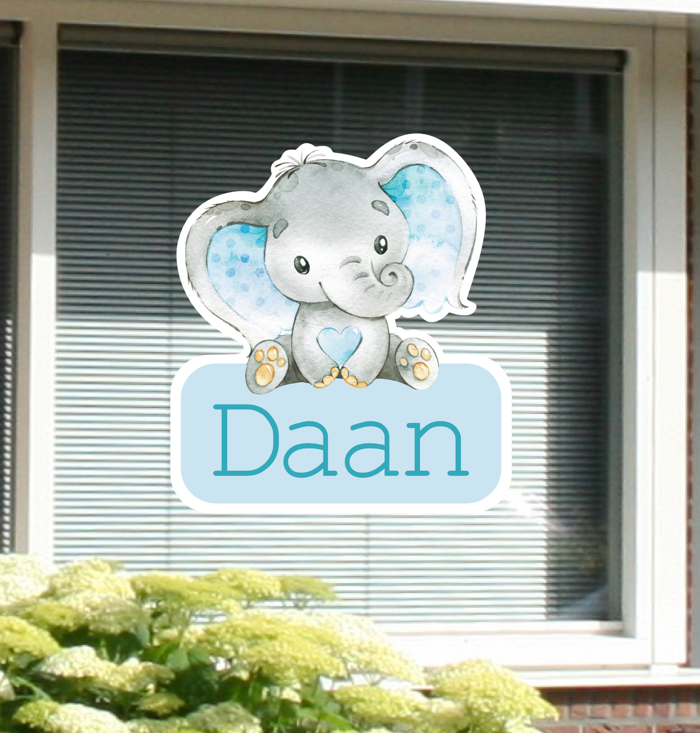 Geboortesticker met naam en de illustratie van olifantje.