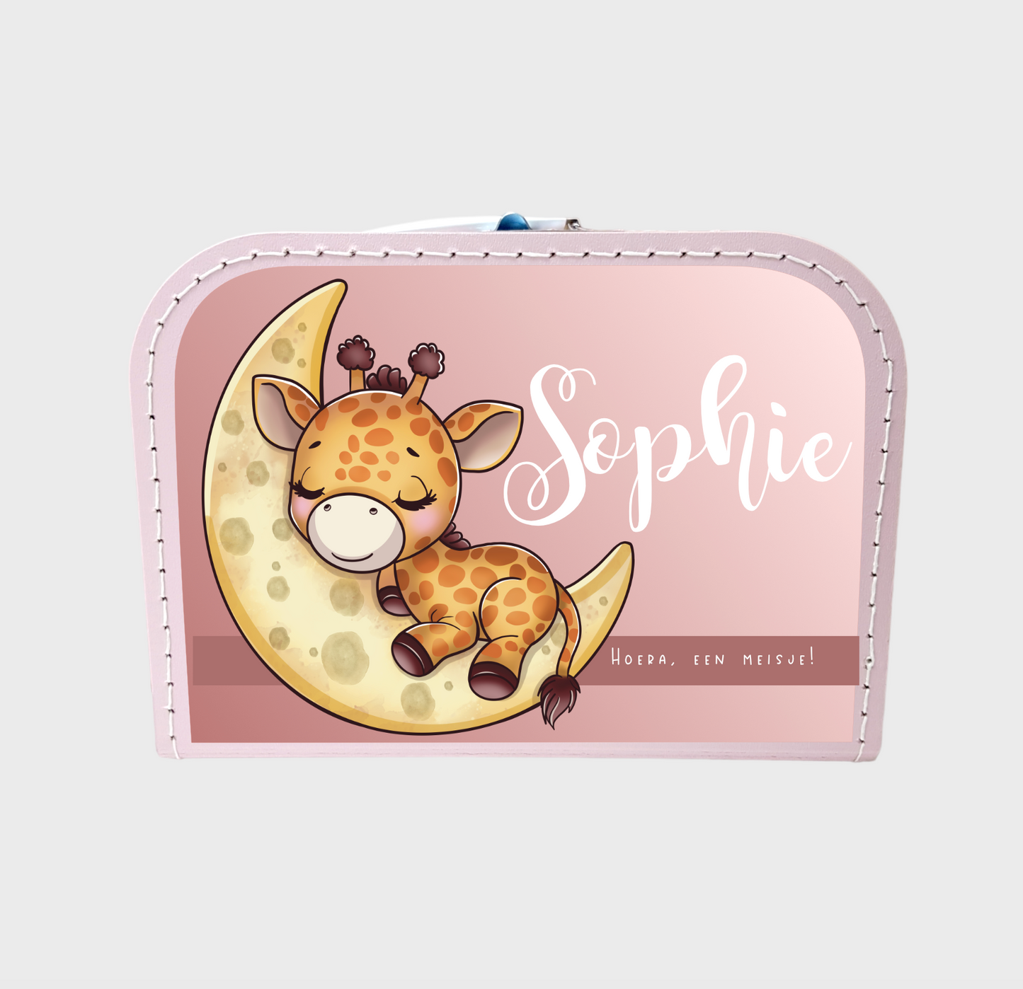 Geboortekoffertje met een girafje erop. Het koffertje is in de kleur roze en wordt gepersonaliseerd met naam.