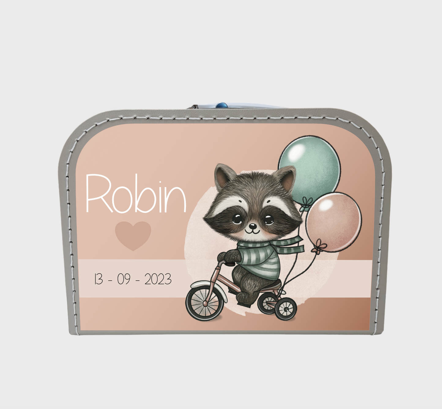 Geboortekoffertje met een wasbeer erop. Het koffertje is in de kleur beige en wordt gepersonaliseerd met naam.
