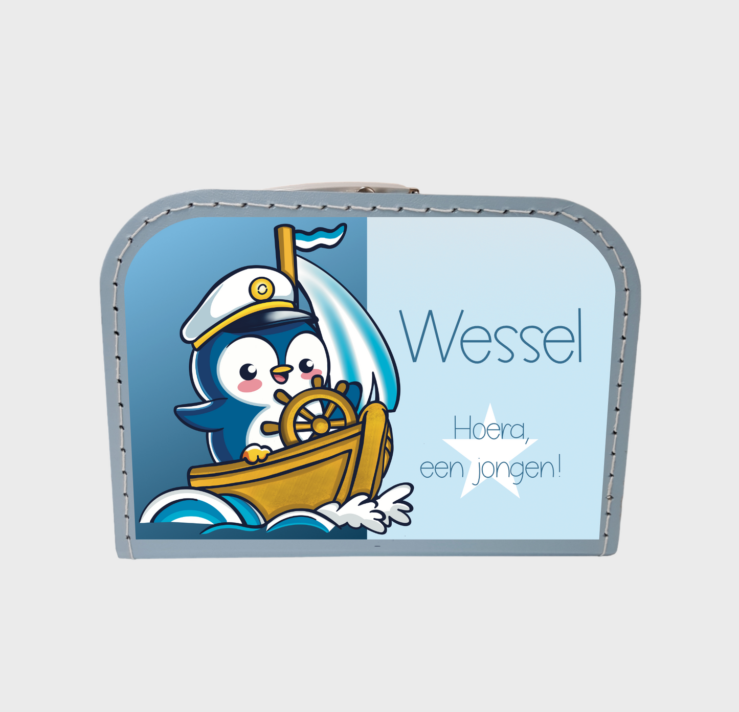 Geboortekoffertje met een pinguïn op een bootje . Het koffertje is in de kleur lichtblauw en wordt gepersonaliseerd met naam.