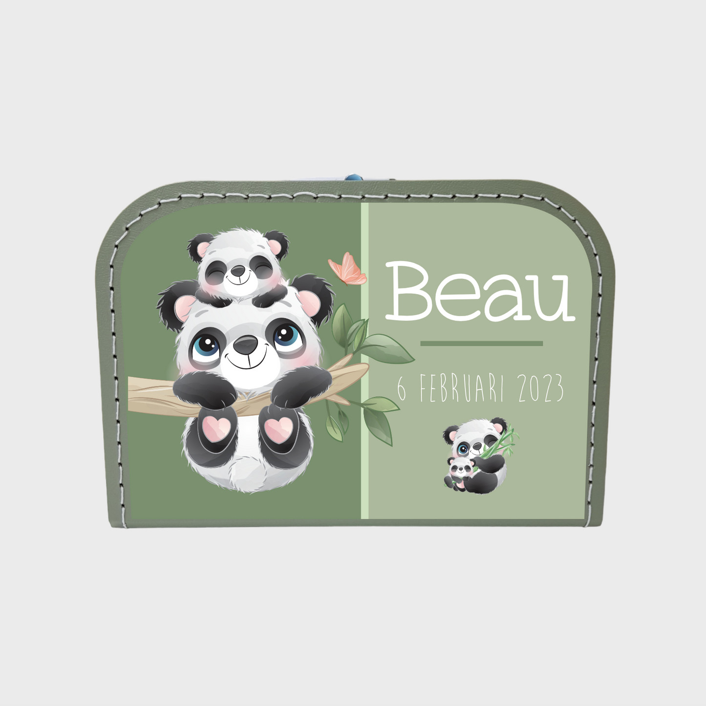 Geboortekoffertje met een panda en baby panda erop. Het koffertje is in de kleur saliegroen en gepersonaliseerd met naam.