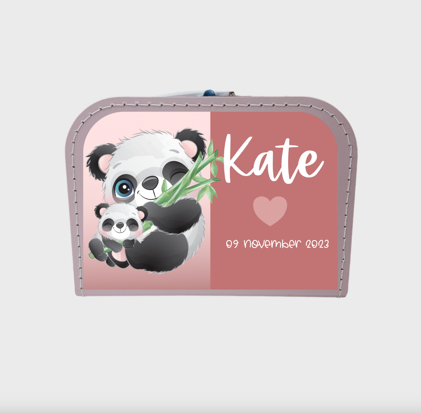 Geboortekoffertje met een panda erop. Het koffertje is in de kleur licht roze en gepersonaliseerd met naam.