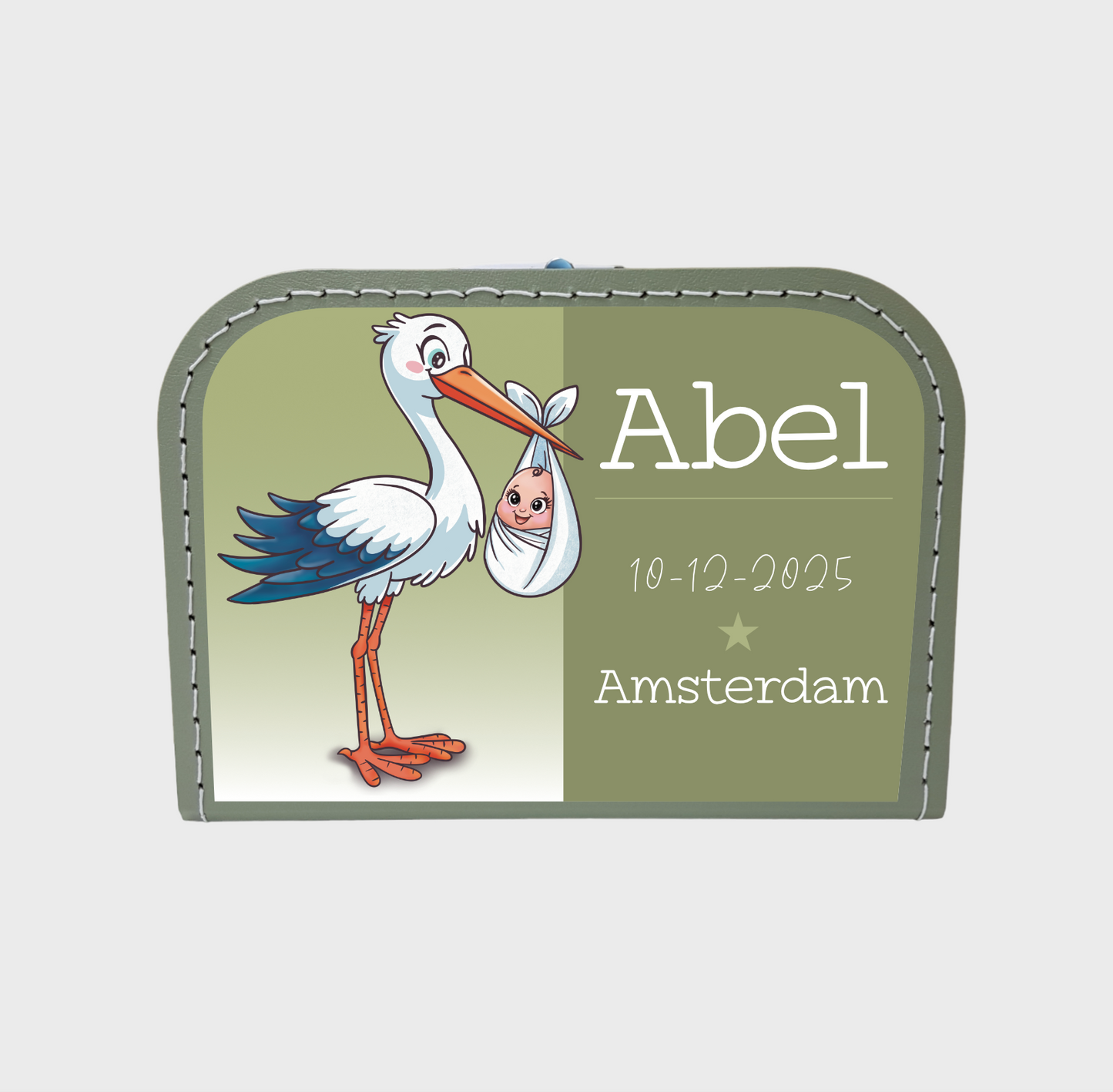 Geboortekoffertje met een ooievaar, gepersonaliseerd met naam en geboorte datum.