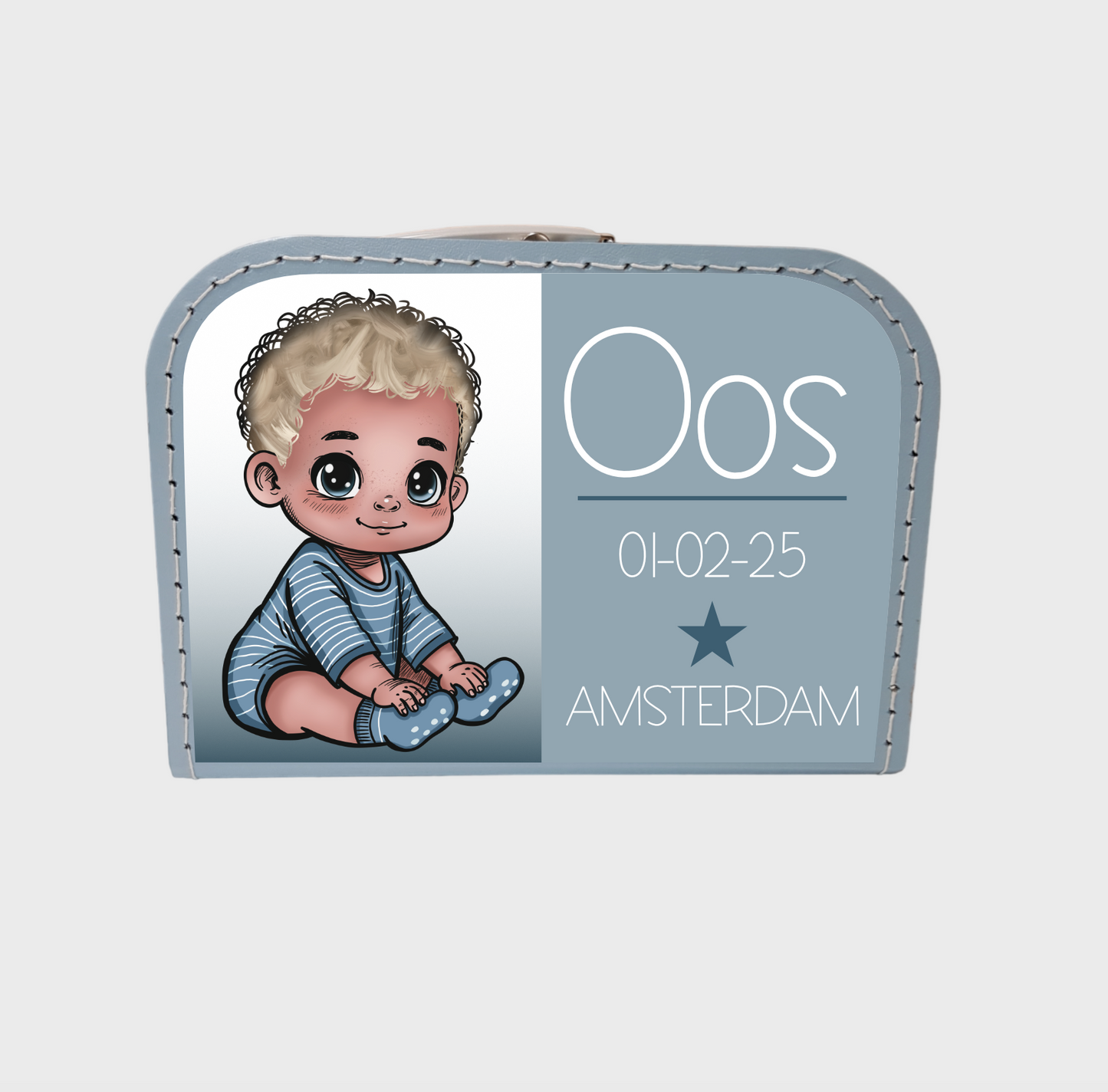 Geboortekoffertje met een witte baby erop, gepersonaliseerd met naam en geboorte datum.