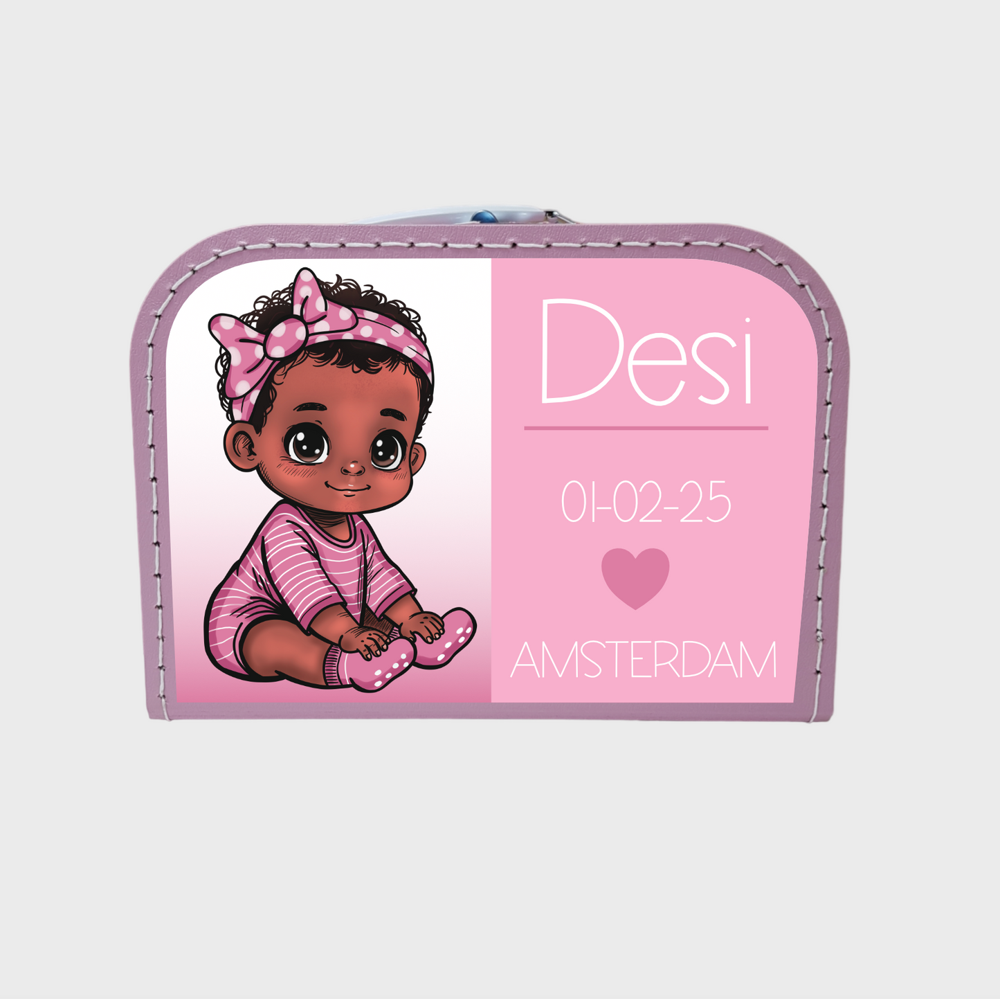 Geboortekoffertje met een bruine baby erop, een meisje. Gepersonaliseerd met naam en geboorte datum.